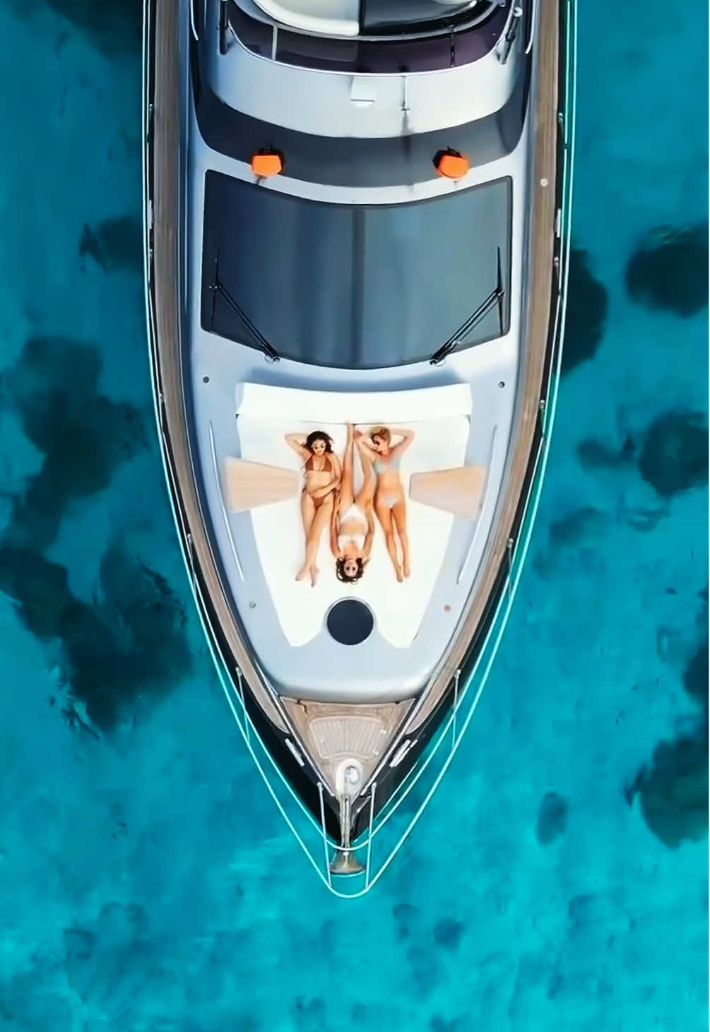 Embark on a first-class day trip to the Phi Phi Islands from Phuket aboard a luxurious yacht. Join a shared experience for 8,500 THB per adult (maximum 18 people) or treat yourself to a unique and exclusive moment by privatizing the yacht and sailing to the destination of your choice.  #phiphiisland #kohphiphi #phuket #mayabaybeach #pilehlagoon #fyp #foryou 