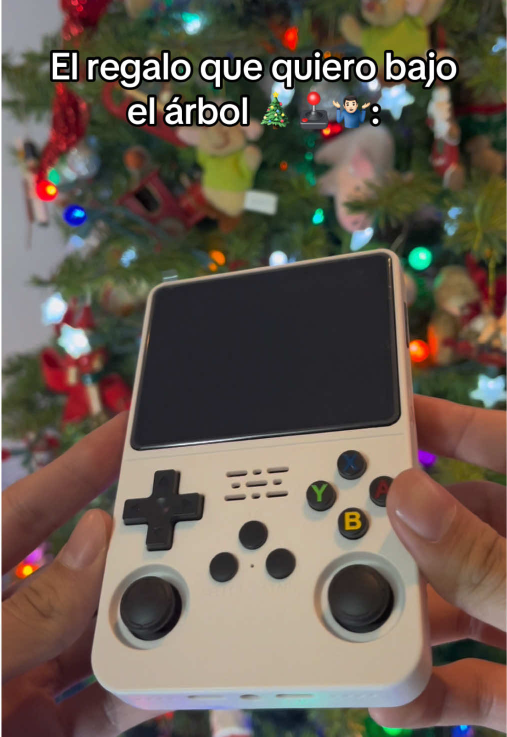 Es lo que quiero para navidad 🤩🎮🎁 #consola #retro #portatil #videojuegos #juegos #consolas #emuladores #navidad #r36s #gamer #gaming #consolagaming #juegosretro #nintendo • Consola retro portátil ideal para emular NES, SNES, Gameboy, PS1, y más. Con pantalla IPS de 3.5 pulgadas, controles ergonómicos, y batería de hasta 8 horas, ofrece acceso a miles de juegos clásicos. Perfecta para personalizar y llevar tu nostalgia a todas partes. No requiere conexión a internet. #CapCut