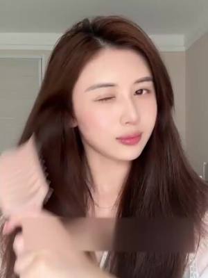 Lược sườn massage là một món đồ cần thiết trong gia đình. Dễ dàng tạo ra kiểu tóc với đỉnh đầu cao.