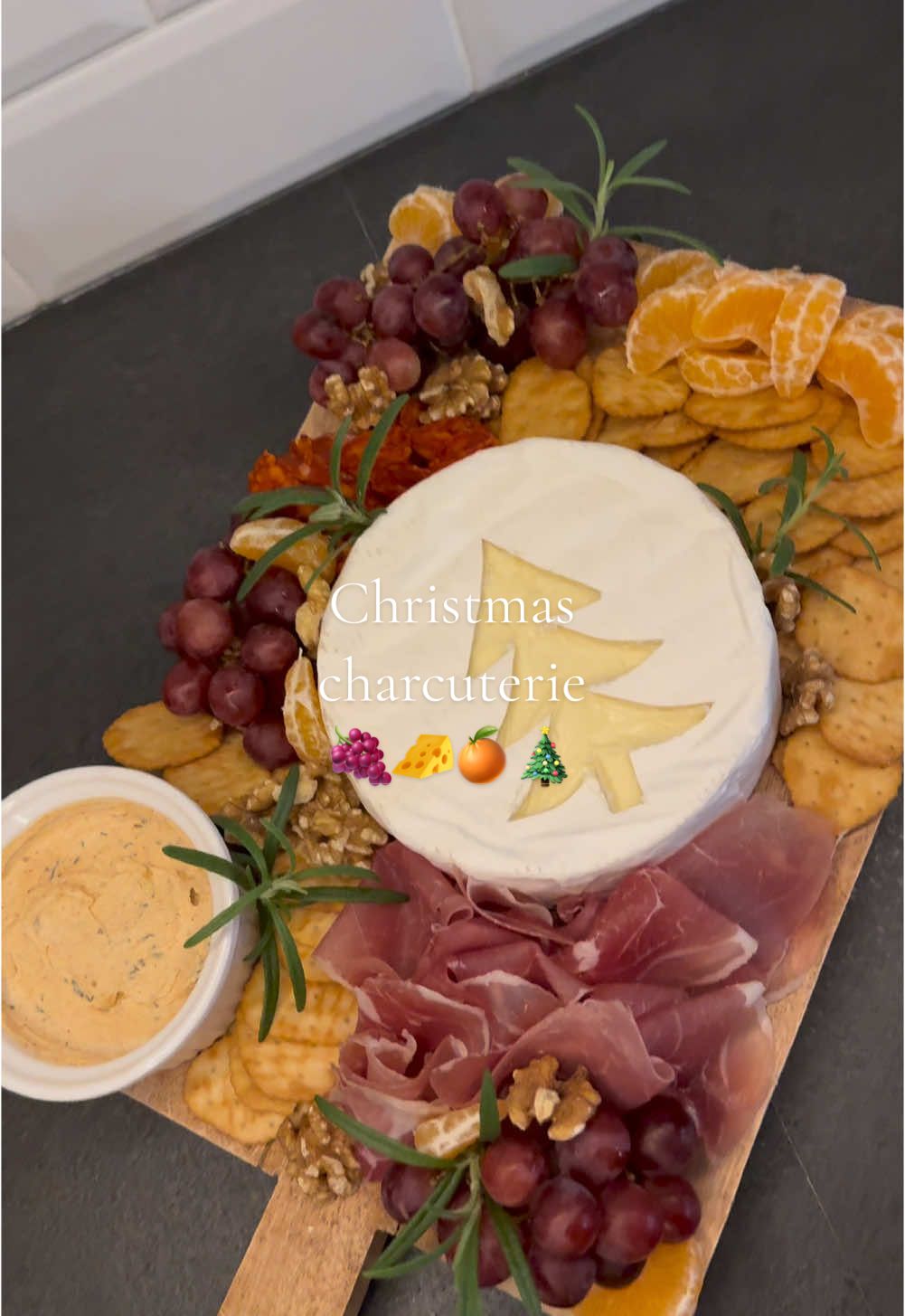 Charcuterie - perfekt til julebord, julaften, nyttårsaften og andre juledager 🍇🧀🍊🎄 #norsktiktok #fyp #christmas #oppskrift #mat #julebord #FoodTok #julemat #førjulstid #juletid #yummyfood #juleforberedelser #christmastiktok #christmascountdown #julestemning #cheeseboard #charcuterie #charcuterieboard #christmascharcuterie