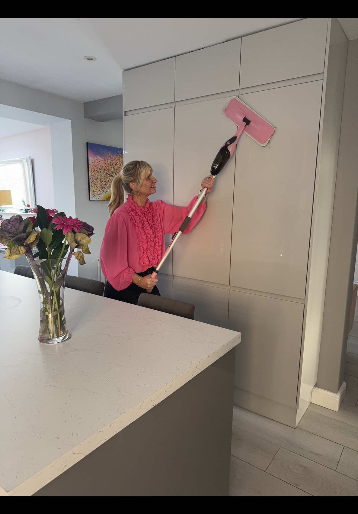 Christmas Clean Up! 🎉 This week is all about getting the kitchen in order ahead of the big day!  Let’s tackle those spots we often forget to clean in the kitchen.  ✨ Inside drawers ✨ Behind bread bins ✨ Extractor fans (these hold onto smells, so give them a good soak) ✨ Plug holes (banish odours with bicarbonate of soda) ✨ Kitchen baseboards and cabinets ✨ Oven doors and grimy spots around the hob And don’t forget—always finish with the floors, as crumbs and dust will fall while you’re cleaning. Once your kitchen is sparkling clean, you’ll be all set for festive baking and entertaining. 🎄🍪 Who’s with me?  Where are you starting in your kitchen deep clean?  Let me know in the comments! 👇✨ Some of my products featured in this video (AD) #Queenofclean #cleanmas #christmas #christmascleaning #kitchenclean #freshenup #clean #cleaning #housework #cleaningtips #cleaninghacks #cleaningmotivation @Swan Brand UK 