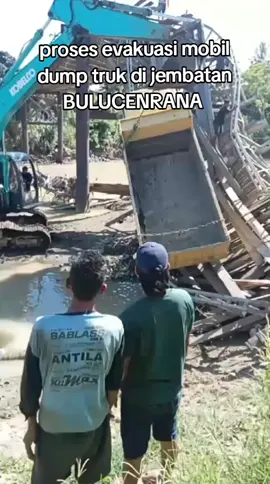 evakuasi dump truk di jembatan bulucenrana #bulucenranasidrap #videoviral #sidrap📍 #jembatanambruk #evakuasi #fyp #viral 