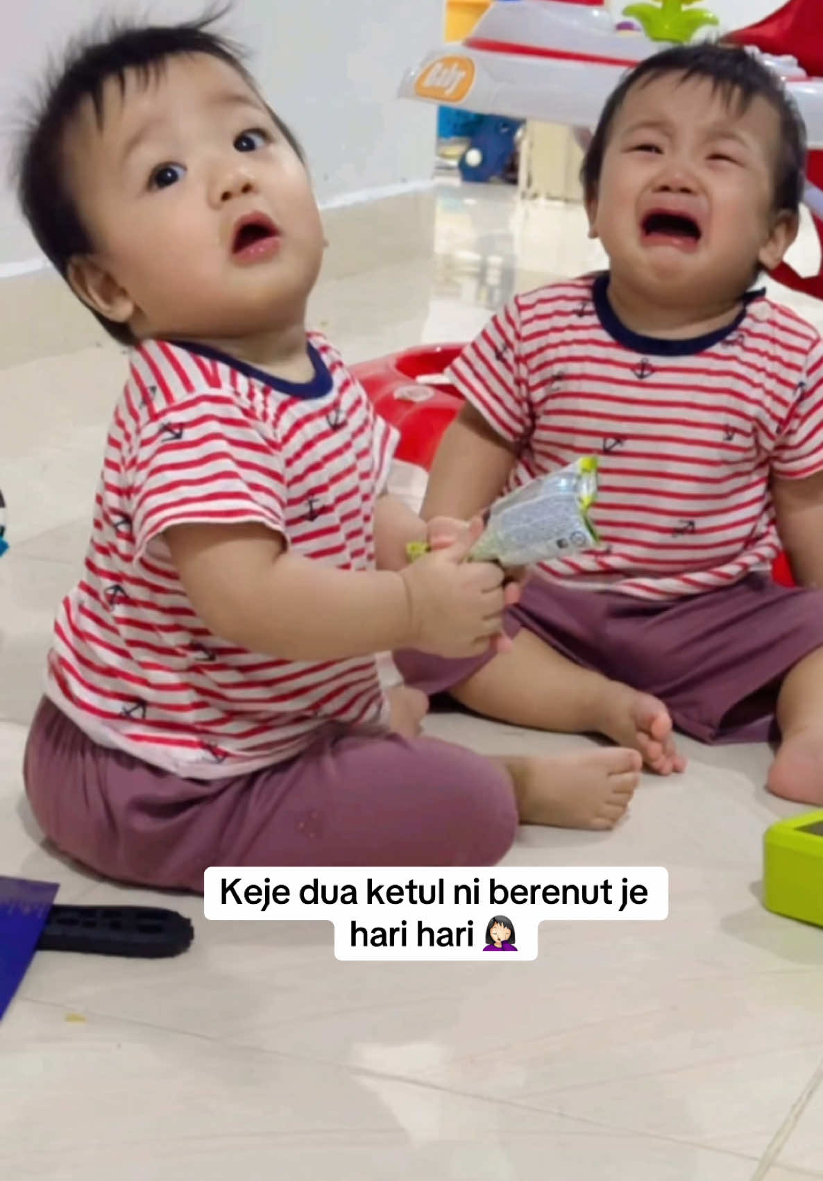 Biasa dah 🤣 #twins #twin #kembar #bayicomel #kembarlucu #bayinangis #videolucu #babytiktok #funnyvideo #twinfaaz 