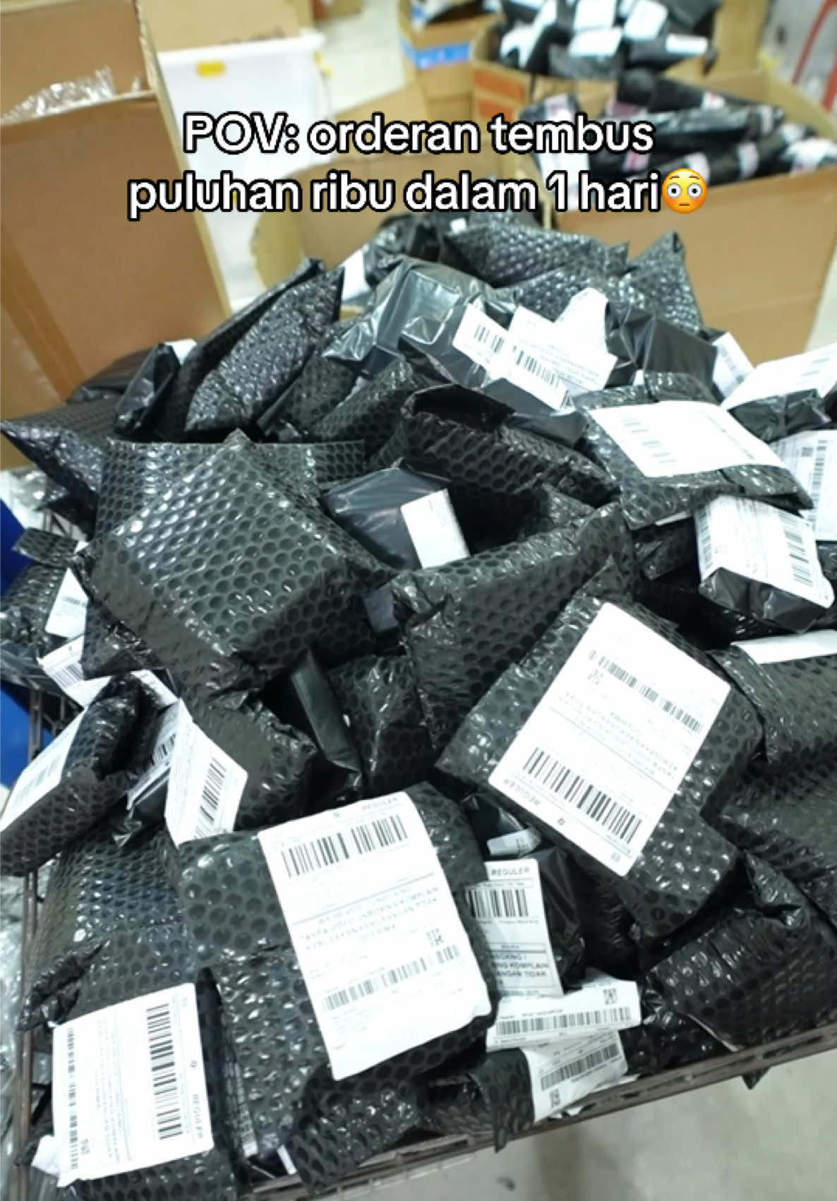 Menyala paketku, semua ini karna 12.12!😳🔥 Terima kasih atas antusitas 12.12 karna kita sampe ikut turun packing! Mohon maaf atas keterlambatannya ya sob, kita pastikan paket kalian sampai dengan aman! Yang ketinggalan promo 12.12 tenang aja masih ada promo KiiP x Baseus Finest Brand Day tanggal 18 Desember, jangan sampai ketinggalan🙌 