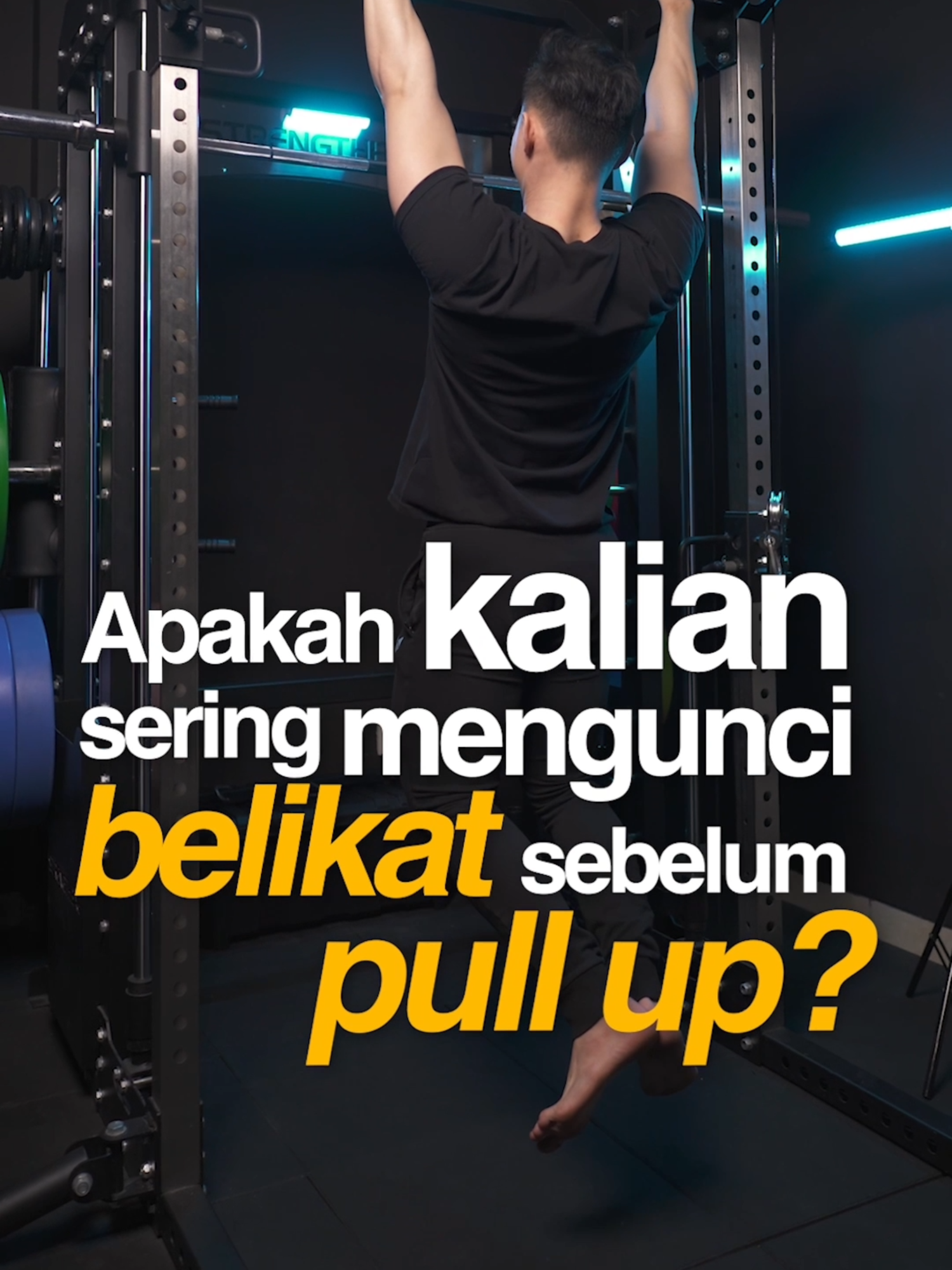 Scapula Pull Up adalah gerakan yang bagus untuk melatih otot yang mengontrol belikat kalian. Namun mengunci scapula sebelum melakukan pull-up sebenarnya membatasi efisiensi gerakan kalian. Saat mencapai posisi overhead, scapula dan sendi bahu bekerja bersama. Mengunci scapula akan mengganggu pola gerakan ini. Selain itu, ini juga membatasi peregangan penuh pada otot latissimus dorsi yang penting untuk kekuatan dan mobilitas. Ini menjadi alasan mengapa saya tidak menyarankan hal ini. Dari pada mengunci scapula sebelum pull up, Gunakan cue sederhana seperti “tarik siku ke bawah ke arah kantong” untuk memastikan gerakan scapula tetap alami dan optimal tanpa perlu dikunci.