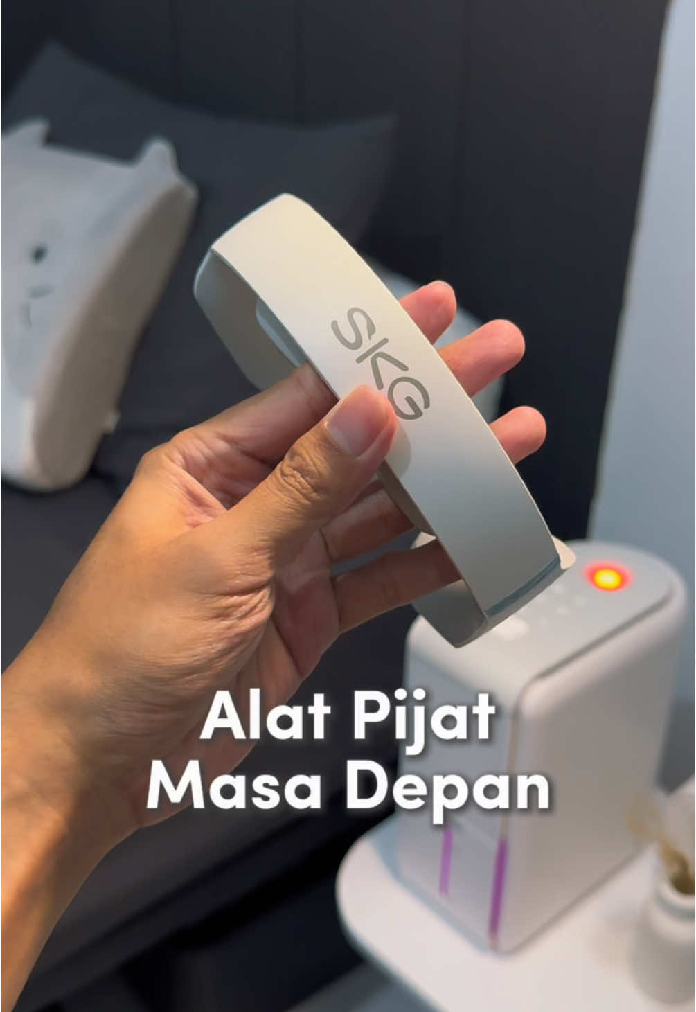 Baru kali ini cobain alat pijat yang cara kerjanya pakai aliran listrik d salurkan ke otot yang tegang. Jadinya lebih presisi mengatasi masalah nyeri otot. Alat pijat ini dari @SKG Indonesia meskipun futuristik dan inovatif tapi punya harga yang terjangkau. #skg #alatpijat #pijatleher #alatpijatleher #alatpijatelektrik 