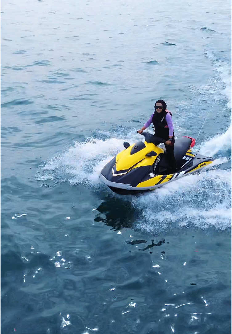 mang saya gabisa naik jetski tapi pengen nyoba, tenang aja guys pasti di pandu sampe bisa sama pemandu nya @Guide Jetski seperti di video ini😎 kalian yg mau coba bisa hubungi mamang di bio ya 😁🙏🏽 gabakal gagal guys hasil video drone @MANG SANDI BOY @sewa.drone.pangandaran @azamsss12☑️ #pangandaran #pantaipangandaran #pangandaranbeach #pangandaranupdate #mangdedepangandaran #jetski #fyp 