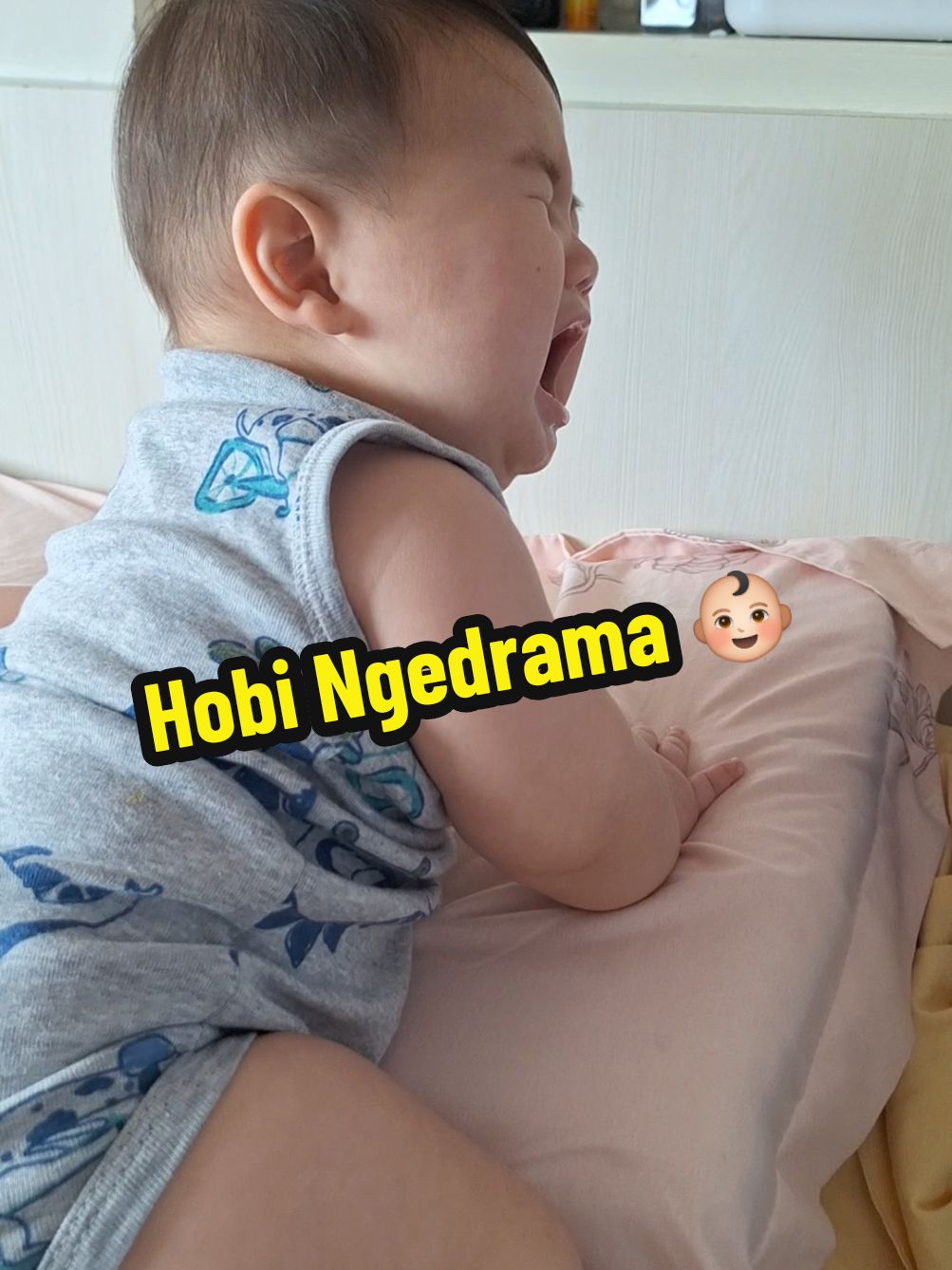 Replying to @yuliarahayu046 Masih perkara mau jatuhin si kotak putih 🤦‍♀️ Padahal udah pernah ketimpa dan nangis karena kotaknya emang lumayan berat tapi gak kapok-kapok. Kalau mamahnya yang negur cengar cengir. Giliran diomelin bapaknya nangisnya lebih kenceng daripada waktu kejatuhan tu kotak 😂  #bayilucu #bayigemes #bayigemoy #bayitiktok #bayi7bulan #fyp #fypシ゚viral #fyppppppppppppppppppppppp 