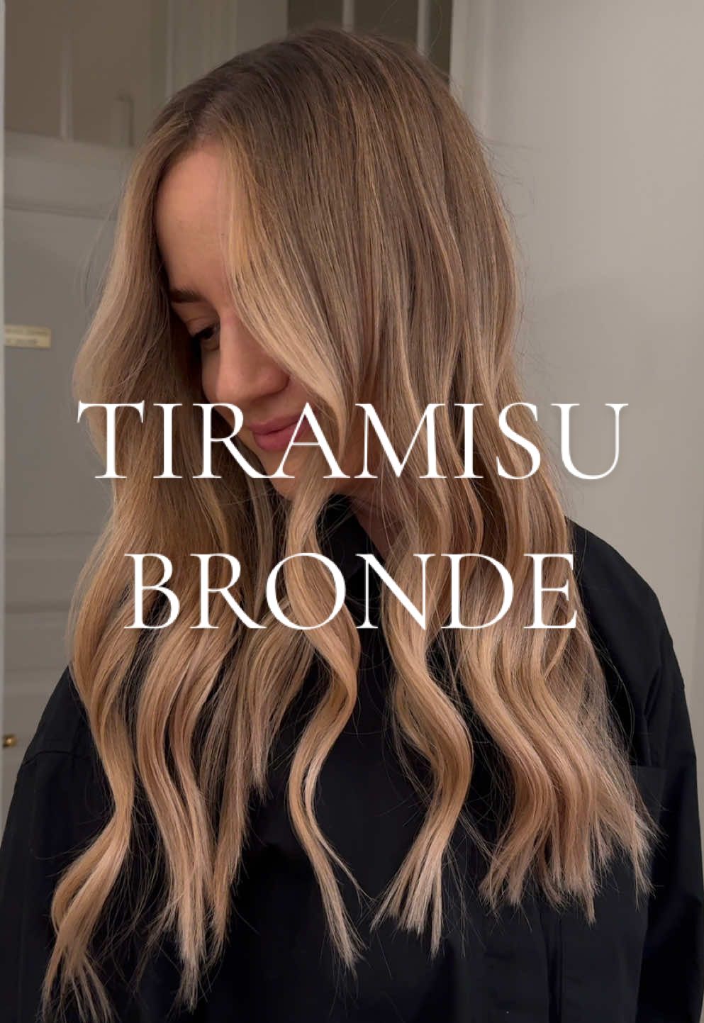 Tiramisu Bronde 🍰 Duo color, czyli połączenie jaśniejszych refleksów z ciemniejszymi ✨ Celem wizyty było rozjaśnienie odrostu, przy jednoczesnym zbudowaniu trójwymiarowości ✨ W pierwszej kolejności rozjaśniliśmy włosy metodą AirTouch, a następnie stonowaliśmy pozostawione pasma  ✨  Na samym końcu wykonaliśmy zabieg pielęgnacyjny, uszczelniliśmy łuskę włosa  Jak oceniacie efekt końcowy? 🩷 #bronde #hairtransformation #dc 