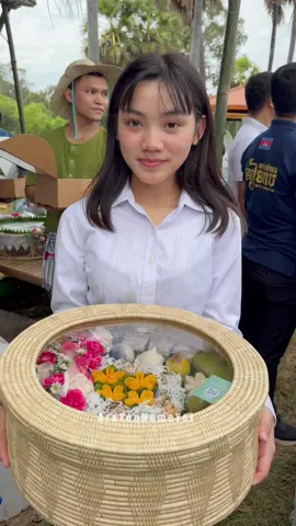 We visited @bakongmyvillage បាគងភូមិខ្ញុំ and learnt how to harvest rice in the Cambodian countryside. While there we saw the popular desserts from @នុតហូម-នំ&បង្អែមខ្មែរ  #cambodia #nuthshome
