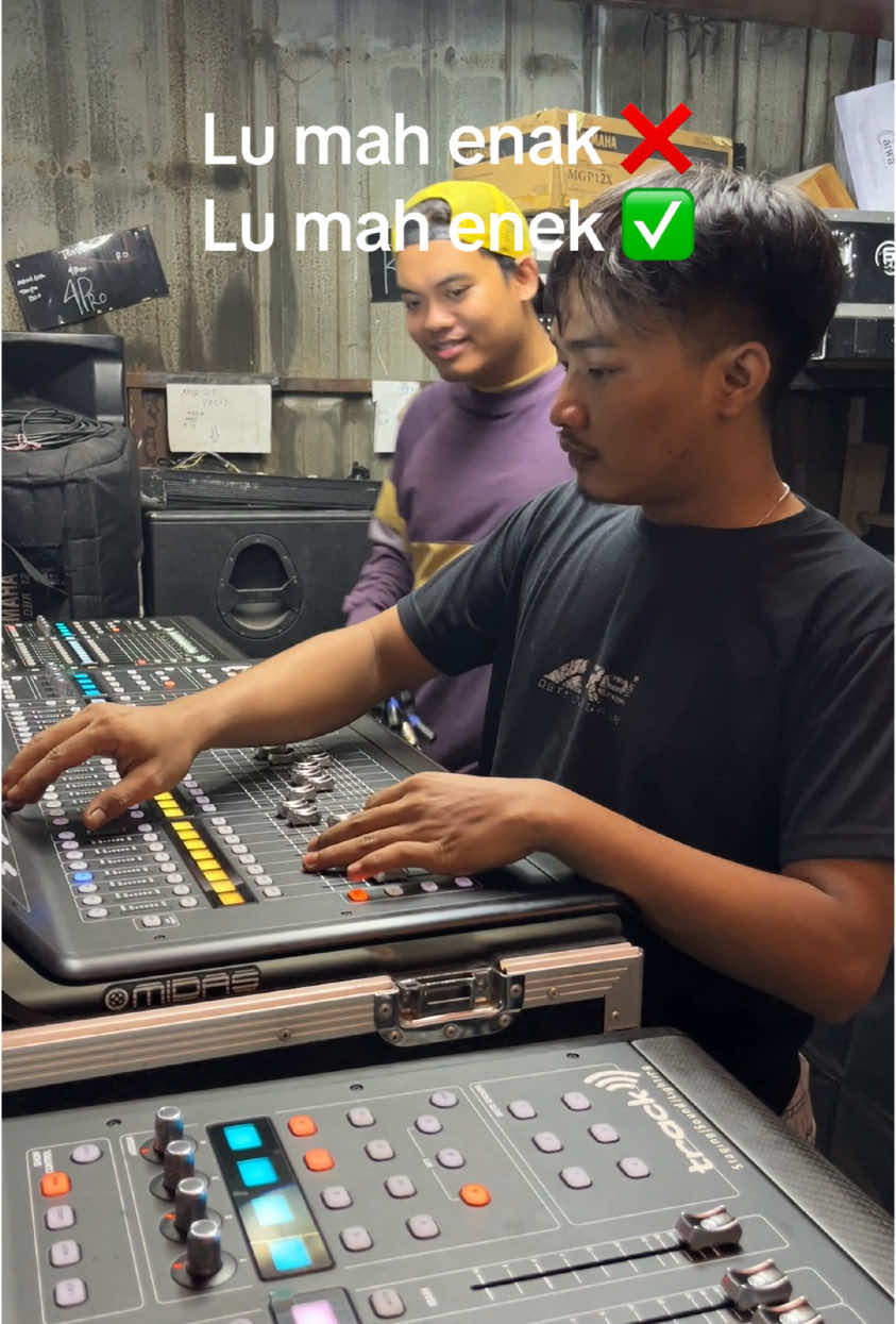 Kata orang mah enak jadi anak sound, cuma nyolok kabel. Padahal mah… 🙃 #trackproduction #fypシ #soundman #soundengineer #meme 