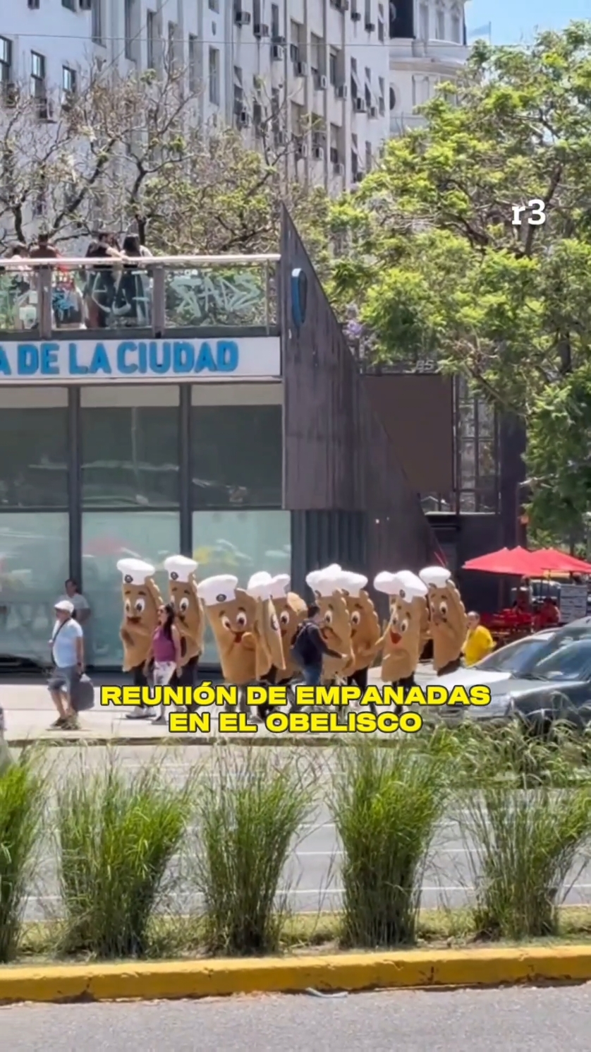 SE DESVIRTUÓ TODO EN EL OBELISCO 👀 📲 Cientos de usuarios compartieron este lunes, videos donde se veian personas vestidas de empanadas en el Obelisco. Pero... ¿Qué estaban haciendo? 🤔 😂 Toda la puesta en escena se trató de una movida comercial de un lugar gastronómico.  👏🏼 Igualmente, la gente que pasó por la zona, pudo degustar empanadas de forma gratuita.