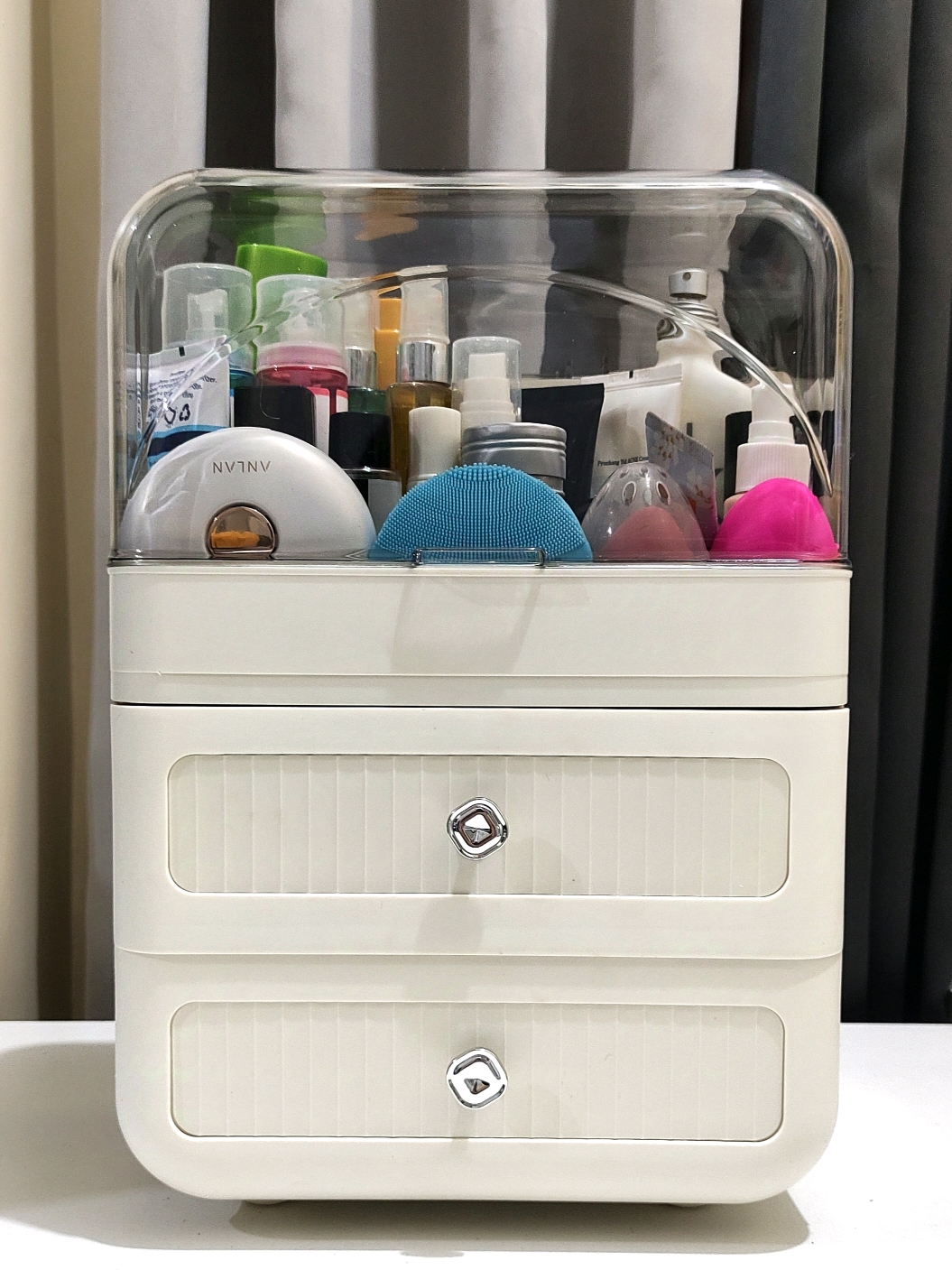 Keep your beauty essentials organized and dust-free with this makeup storage organizer. Large capacity na kaya maraming pwedeng mailagay even big bottles of skincare, kasyang kasya dito. Very sturdy and durable yun material na ginamit and sobrang ganda and aesthetic pa ng design.  This is really a must have to keep your vanity clutter-free kaya checkout mo na rin, link is in the yellow basket. @konkoph  #cosmeticsorganizer #makeuporganizer #skincareorganizer #cosmeticsstoragebox #makeupstoragebox #skincarestoragebox #storagebox #organizer #organizerbox #nateyyynate 