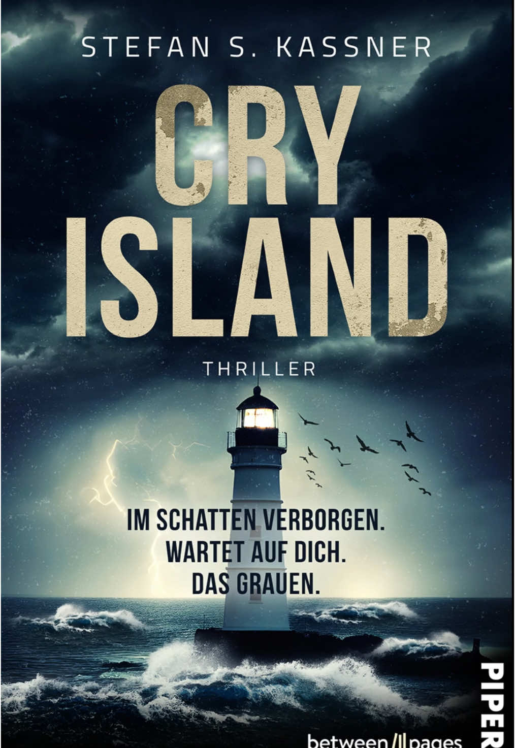 Stefan S. Kassner - Cry Island (Piper Verlag) Im Schatten verborgen. Wartet auf dich. Das Grauen.: Thriller | Falsche Insel-Idylle und ein schreckliches Geheimnis Schreie zwischen trügerischer Idylle und grausamen Geheimnissen – Für Fans von Ragnar Jonasson und Karen Sander »Im Gesicht ihrer Begleitung suchte Ruth nach einem Zeichen, das ihr zeigte, dass Rosie erneut einen Scherz gemacht hatte und war überrascht, dass die verengten Augen und verspannten Lippen genau das Gegenteil aussprachen. ›Ich meine das ernst, Liebes. Durchquere nicht den Sumpf.‹« Nach ihrer Scheidung ist die fünfundvierzigjährige Ruth dankbar, einen Job gefunden zu haben. Denn ihrem Ex-Mann gelang es nicht nur, sie jahrelang zu hintergehen, sondern sie nahezu leer ausgehen zu lassen. Auf der Privatinsel Edward Lensingtons, einem Milliardär, der durch die Folgen eines Schlaganfalls eingeschränkt ist, hofft sie, als dessen Pflegekraft neu anfangen zu können. Doch die vorerst glückliche Idylle verliert schnell ihren Glanz, als Ruth in einer stürmischen Nacht selbst mysteriöse Lichter in der Nähe des stillgelegten Leuchtturmes erblickt und Schreie vernimmt. Immer mehr verdichten sich Ruths seltsame Beobachtungen zu einer unheilvollen Ahnung, und lassen sie zweifeln, ob es klug war, die unheimlichen Geschichten der Einheimischen als Seemannsgarn abzutun … Überall erhältlich, wo es Bücher gibt! Mehr zum Buch und Hintergrund unter: https://stefan-kassner.de/cry-island #thrill #thrillerbooks #thrillerbookstagram #thrillerbook #stefanskassner #thrillerbücher #spannendebücher #bookishreels #bookishreel #autorenaufinstagram #schriftsteller #agenturashera #autor #bookstagramgermany #germanbookstagram #killer #thrillerfiction #thrillerstory #thrillerstories #einsameinsel #insel #unheimlicheinsel #schreie #unheimlicheschreie #betweenpagesbypiper #piper #piperverlag #agenturashera @Thalia Bücher @Hugendubel @Amazon Kindle @betweenpages.piper @Piper Verlag @Thalia Österreich @lovelybooks.de 