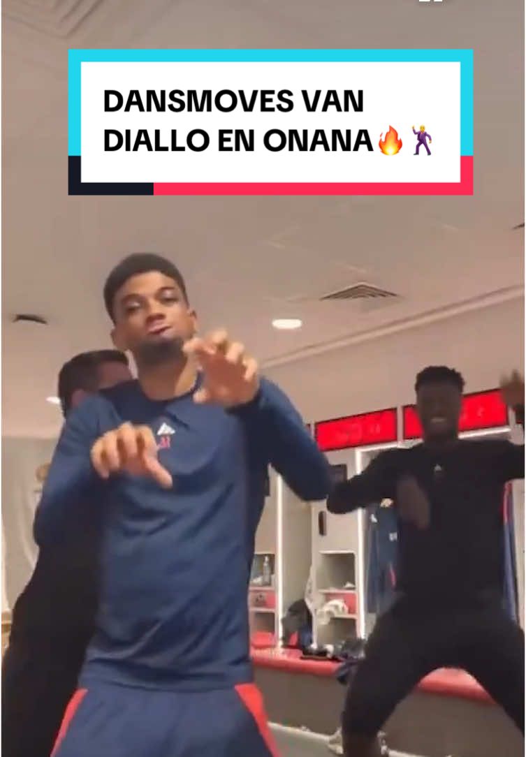 Met de sfeer in de kleedkamer van Manchester United zit het deze week wel goed na de derbyzege op Manchester City!🔥 Na de training dansen matchwinner Amad Diallo, André Onana, Rasmus Højlund én de kok van United erop los!🕺 Heb jij betere dansmoves dan Onana? 😜 #voetbalprimeur #voetbal #manchesterunited #amaddiallo #andereonana #rasmushojlund