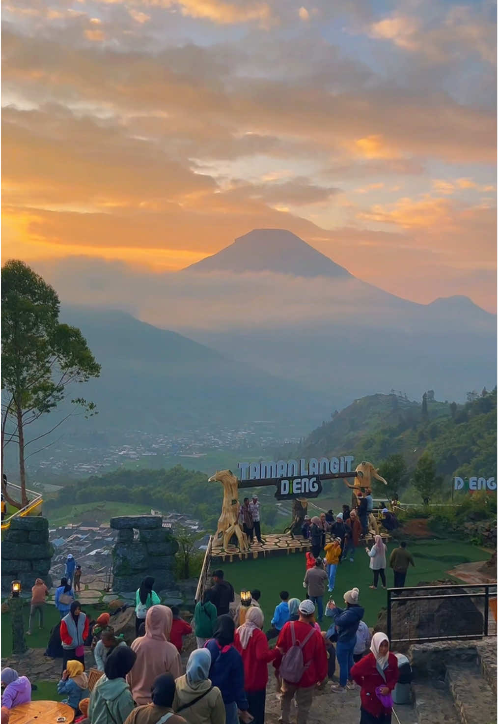 Taman cinta  📍 Taman langit #fyp #fypシ #tamanlangit #villapintulangit #wonosobo #dieng #JelajahLiburan #OlahragaTikTok #sunrise 