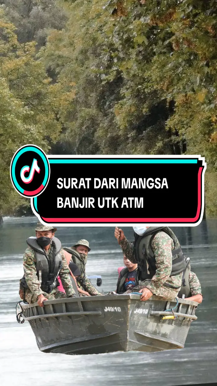 Assalamualaikum warahmatullah wabarakatuh, Dengan hati yang penuh rasa syukur dan sebak, pak cik menulis warkah ini. Entah bagaimana mahu pak cik luahkan rasa terima kasih ini, kerana setiap kali teringat peristiwa malam itu, mata pak cik pasti berkaca dan dada terasa sesak dengan rasa syukur yang tak terhingga. Malam itu, kampung kami dibadai air bah yang deras. Tiada tanda ampun, tiada ruang bernafas. Rumah kami tenggelam dalam sekelip mata, pokok-pokok rebah, bunyi deruan air ibarat raungan alam yang marah. Pak cik dan keluarga terpaksa memanjat pokok, berpegang pada dahan yang licin, hanya berserah pada Allah. Dalam hati, pak cik sudah bersiap sedia untuk menerima takdir buruk. “Mungkin ini malam terakhir,” bisik hati pak cik. Namun, saat harapan hampir terpadam, sayup-sayup di celah kegelapan, cahaya lampu suluh dan bunyi deruan enjin bot kedengaran. Laungan suara yang tegas tetapi penuh kasih sayang memecah kegelapan malam: Saat itulah pak cik tahu, askar telah tiba. Waktu itu, air mata pak cik tumpah tak tertahan. Kalian hadir seperti malaikat yang dihantar Tuhan. Bagai tali hayat yang jatuh dari langit. Kalian tidak peduli hujan lebat, tidak takut arus deras, dan tidak memilih siapa yang patut diselamatkan. Kalian angkat kami seorang demi seorang ke dalam bot penyelamat, tanpa mengeluh, tanpa meminta balasan. Pak cik tak mampu bayangkan apa yang akan berlaku jika malam itu kalian tidak datang. Mungkin kampung kami akan sunyi tanpa suara, dan nama-nama kami hanya akan dikenang dalam doa tahlil. Tetapi kalian hadir, memberikan nyawa baharu kepada kami. Wahai perwira tanah air, Pak cik sedar tugas kalian bukan mudah. Tidur tidak menentu, makan tak tentu masa, gaji sikit, naik pangkat susah, bertarung nyawa demi rakyat yang tidak pernah kalian kenal. Siang dan malam kalian menggadai nyawa tanpa bertanya siapakah yang akan mengingati jasa kalian. Pak cik sedar, anggota tentera itu tidak pernah meminta pujian, tidak pernah menuntut penghargaan. Tapi izinkanlah pak cik, seorang ayah tua dari kampung, untuk mengungkapkan ini: “Askar bukan sekadar penjaga negara, Tapi nyawa rakyat yang berpisah tiada.” Kepada semua anggota tentera, Pak cik mohon maaf dari lubuk hati. Pak cik tahu, dalam masyarakat kita, orang selalu berkata kalau askar datang kampung, mesti ada orang nak jodohkan anak perempuan dengan askar. Tapi apa daya pak cik, pak cik tiada anak perempuan untuk dijodohkan dengan kalian. Kalau pak cik ada, pak cik rela serahkan anak perempuan pak cik menjadi isteri kepada seorang perwira seperti kalian. Bukankah kebahagiaan seorang ayah itu adalah melihat anak perempuannya dijaga oleh seorang lelaki yang kuat, berani, dan bertanggungjawab? Tapi, usahlah bimbang. Anak-anak kampung ini, lelaki dan perempuan, akan pak cik ajar untuk menghormati dan mengenang jasa kalian. Pak cik akan ingatkan cucu-cucu pak cik nanti. Nasihat dari seorang ayah tua ini, Kalian adalah benteng negara. Kalian adalah perisai kepada rakyat. Jangan pernah berundur walau selangkah, kerana setiap langkah mundur kalian akan meninggalkan seribu jiwa yang hilang harapan. Jika rasa lelah menyapa, ingatlah, ada jutaan rakyat yang mengiringi langkah kalian dengan doa. Semoga Allah terus memberikan kalian kekuatan, kesabaran, dan semangat juang. Pesan pak cik buat kalian, Ingatlah bahawa setiap kali kalian keluar berjuang, ada ibu bapa, isteri, anak-anak, dan saudara-mara yang menunggu dengan penuh doa. Setiap langkah kalian adalah langkah keberanian, dan setiap peluh yang mengalir adalah pahala yang tiada bandingannya. Kalian bukan sekadar askar, tetapi penjaga maruah bangsa. Pak cik akhiri warkah ini dengan seribu ucapan terima kasih yang tidak akan pernah cukup. Semoga Allah memelihara kalian, menguatkan hati dan tubuh kalian, serta memberi ganjaran yang lebih baik di akhirat kelak. Teruslah menjadi benteng negara, Teruslah menjadi wira rakyat. Wassalamualaikum warahmatullah wabarakatuh. Yang benar, Pak Cik Hassan bin Abdullah Kampung Seberang Lembah, Kelantan