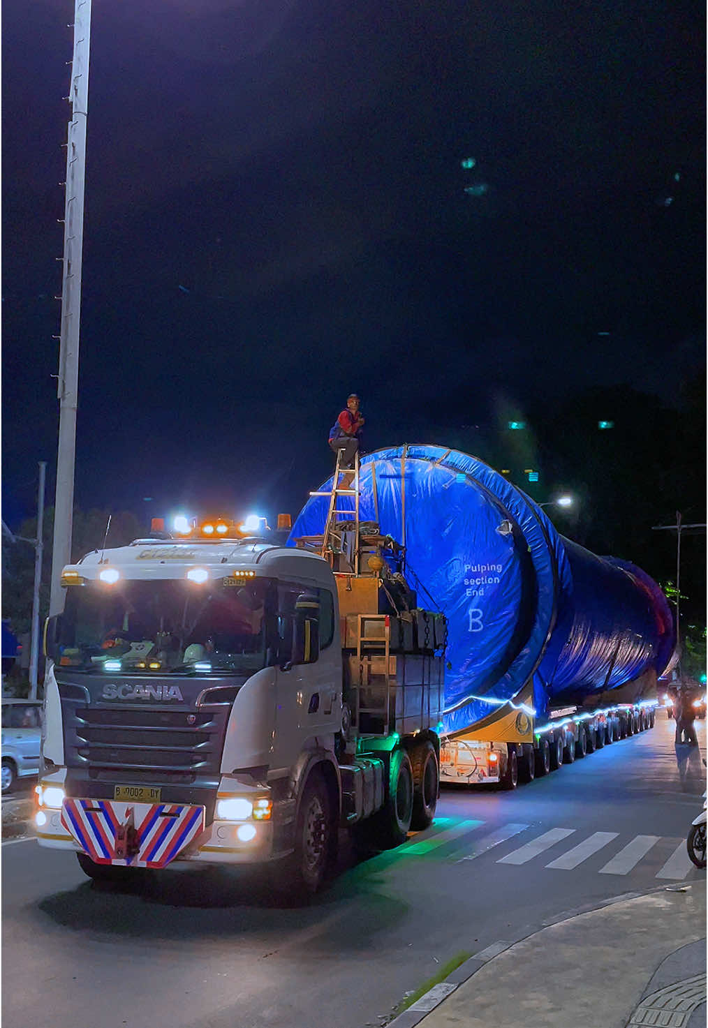 angkatan terakhir menuju PT Pindo Deli Karawang, tersangkut kabel jaringan PLN di Jl.Raden Inten Duren Sawit,Jakarta Timur (15/12/2024) #scania #scaniar580 #nicolas #modular #trailer #multiaxle #pindodeli #screening #pulping #section #equipment #goosnecktrailer #papermill #durensawit #jakartatimur #fyp #foryou #xyzbca #4u #fypシ #trending #ti</h>̇ktok <h id=