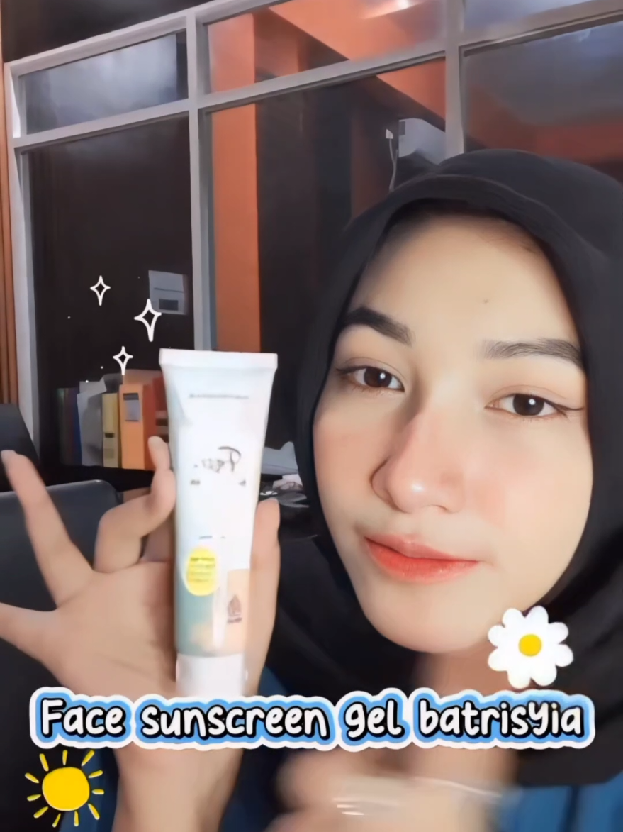 Batrisyia Lover, kulit tetap harus diberikan perlindungan yang optimal dengan menggunakan Sunscreen. Karena menggunakan pelembab saja masih belum cukup untuk melindungi kulit dari efek buruk sinar matahari. Yuk gunakan Batrisyia Face Sunscreen Gel yang memiliki kemampuan hybrid sunscreen. Mengandung formula yang ringan, mudah menyerap, tidak menimbulkan white cast yang tebal, dan menjadikan wajah tampak cerah alami.🥰😍   #batrisyia #batrisyiaherbal #batrisyiaherbalindonesia #wajahcantikbatrisyia #tipskecantikan #infokecantikan #skincarebatrisyia #sunscreengelbatris