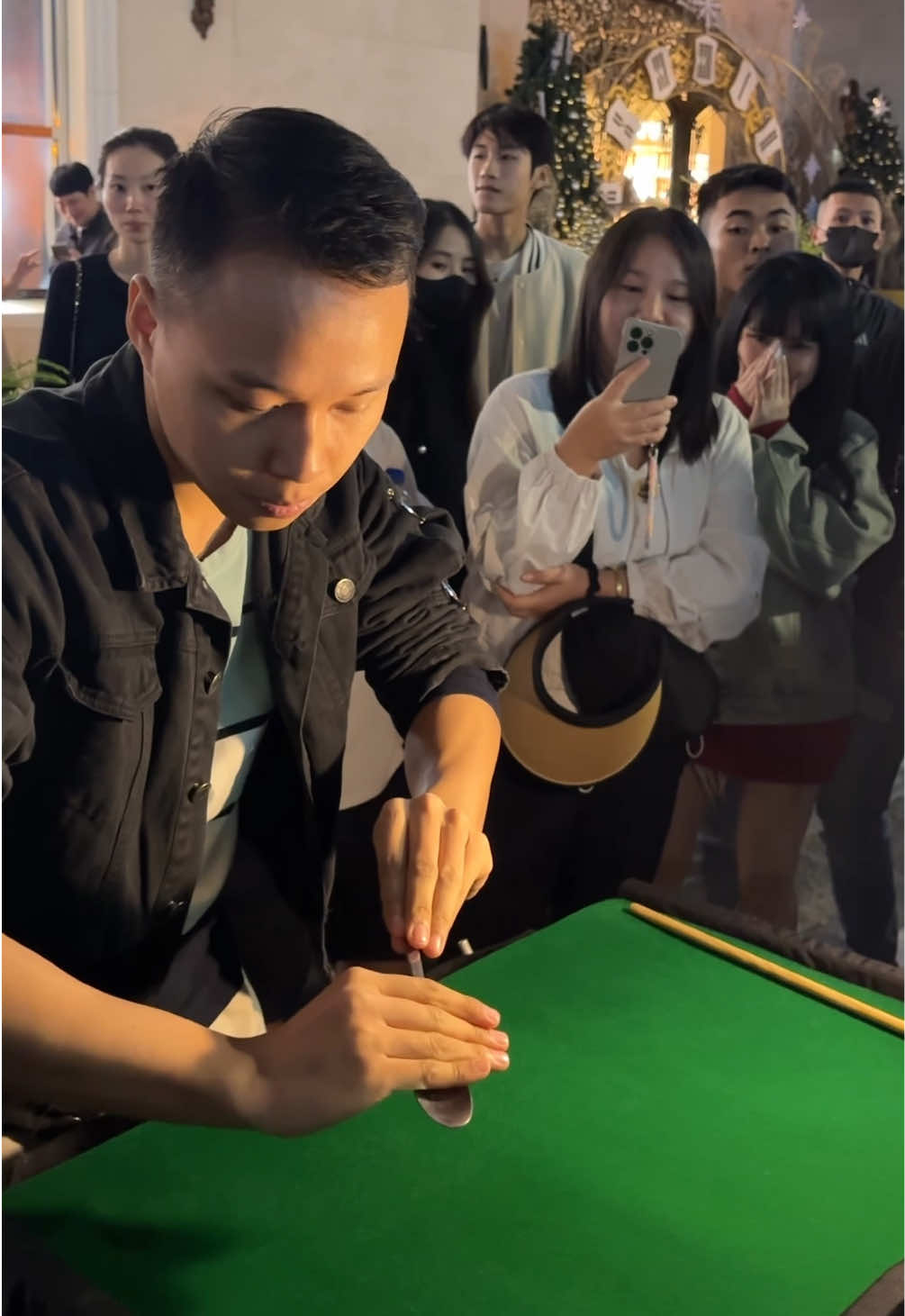 @It’s Công Tuấn Ảo thuật xuyên thấu #magic #aothuat #phodibo #hanoi #nghethuat #vietnam #funny #street #magician #busker #busking #ring #spoon #illusion #surprise #art