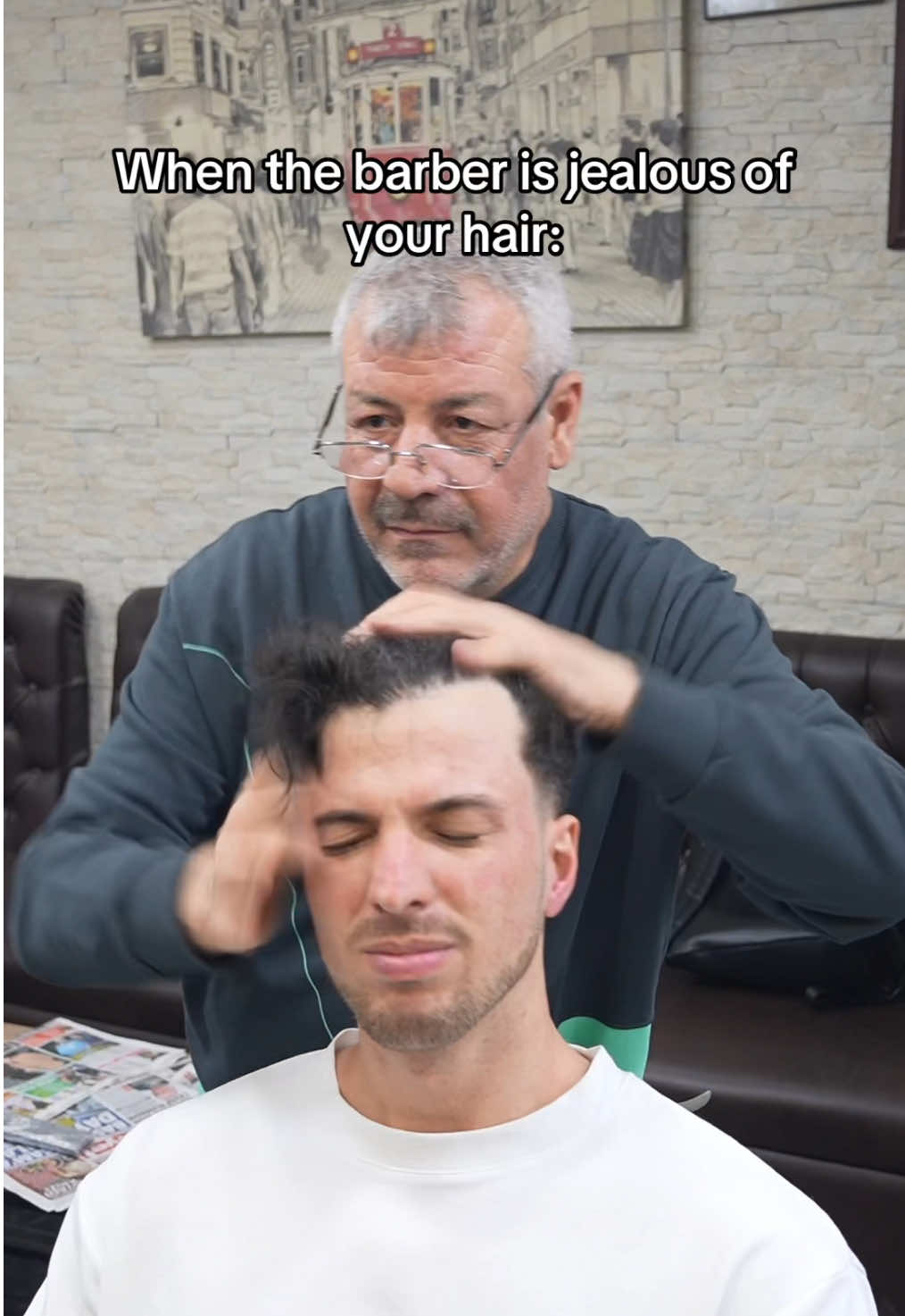 When the barber is jealous of your hair #hairtransplant #hairtransformation #hairjourney #beforeandafter #trapiantodicapelliturchia #trapiantodicapelli #hairline #calvizie #alopecia #ettorecasolincapelli #hairtok #barber #istanbul 