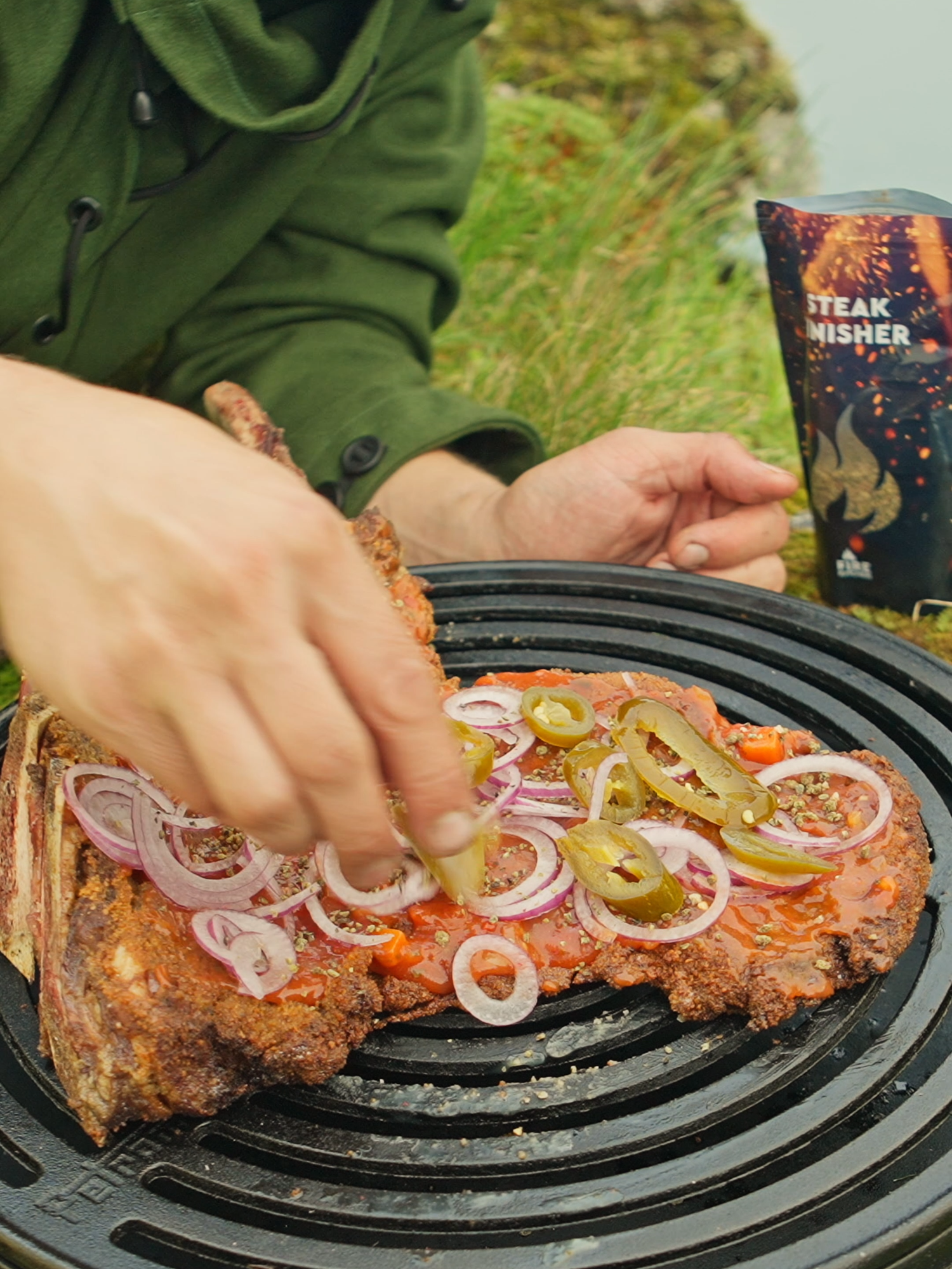 Steak lovers meet pizza lovers 🍕🔥 This is the crossover we didn’t know we needed. #Tomahawk #firekitchen #norway