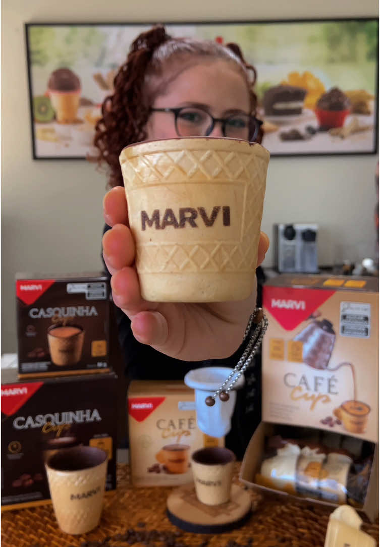 Conheça a Linha Cup!! ☕🍦 Nossas xícaras deliciosas, crocantes e sustentáveis, perfeitas para bebidas quentes e geladas. Feitas de casquinha de sorvete impermeabilizada com chocolate, elas proporcionam uma experiência única e saborosa do início ao fim. 😋 Com um design inovador e versátil, a Linha Cup faz parte da nossa linha personalizável, permitindo que você adicione seu logo e dê um toque especial ao seu negócio. Além disso, elas estão disponíveis em três tamanhos diferentes para atender a todos os gostos e necessidades. ❤️ Transforme sua bebida em uma experiência inesquecível e elegante com a Linha Cup! ☕🍦✨ #Marvi #MarviAlimentos #CaféCup #CasquinhaCup #Sustentabilidade #Inovação #Personalização #Design #Elegante #Bebida #Café #Capuccino #Sabor #Crocante #Sobremesa