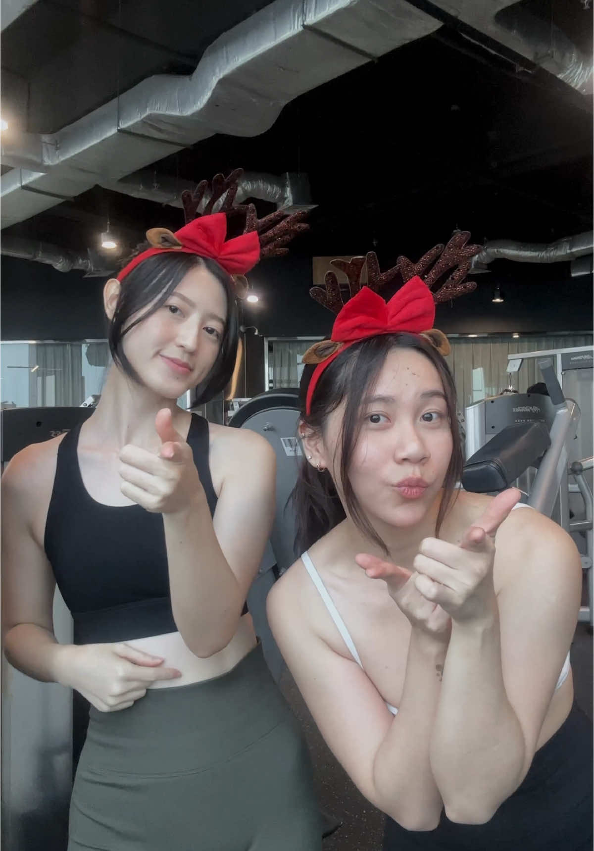 Ga kerasa udah mau natal ajaa 🥹❄️⛄️ #dancetrend #christmasdance #duodance #bff #santatellme #dancechallenge #tiktoktrend #trend #viral #fyp #christmas #christmasseason #dancechallenge #fyp