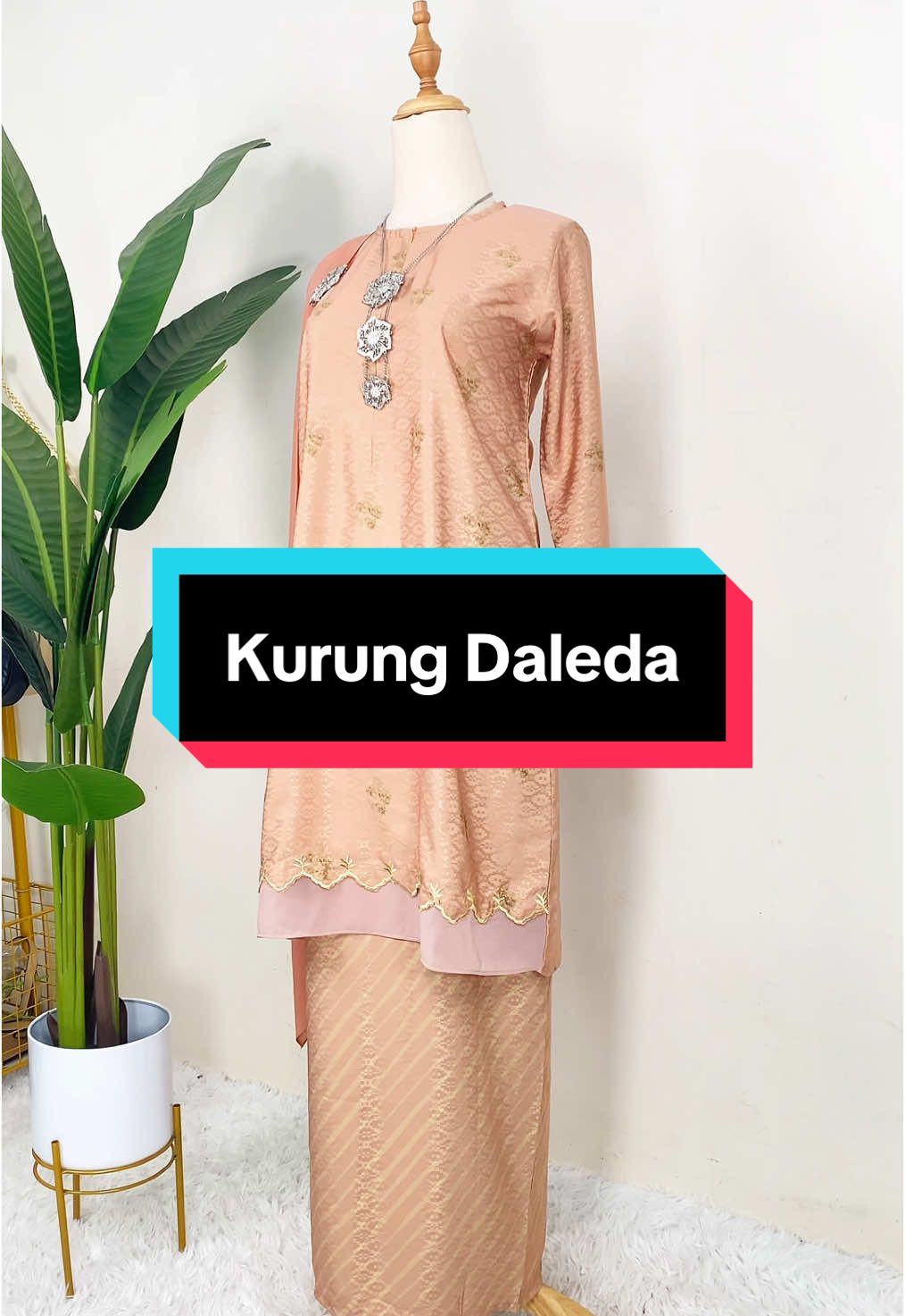 Kurung Daleda💐 perhatian akak sayang, save the date untuk new release kalini! Pada 18 Dec, jam 6 pagi JOIN LIVE tau❤️ #tiktokfesyen #muslimahoutfits #dmimifashion #kurungmoden #kurungprinted #printedviral #kurungsulam #kurungchiffon #bajuraya #kurungraya #bajuraya2025 #kurungviral #kurungcantik #fyp