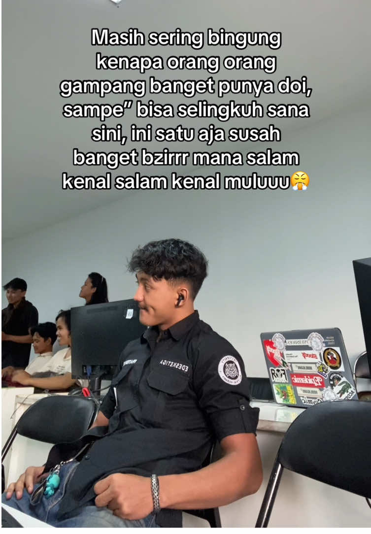 Salam kenal salam kenal sampe lulus kuliah🗿