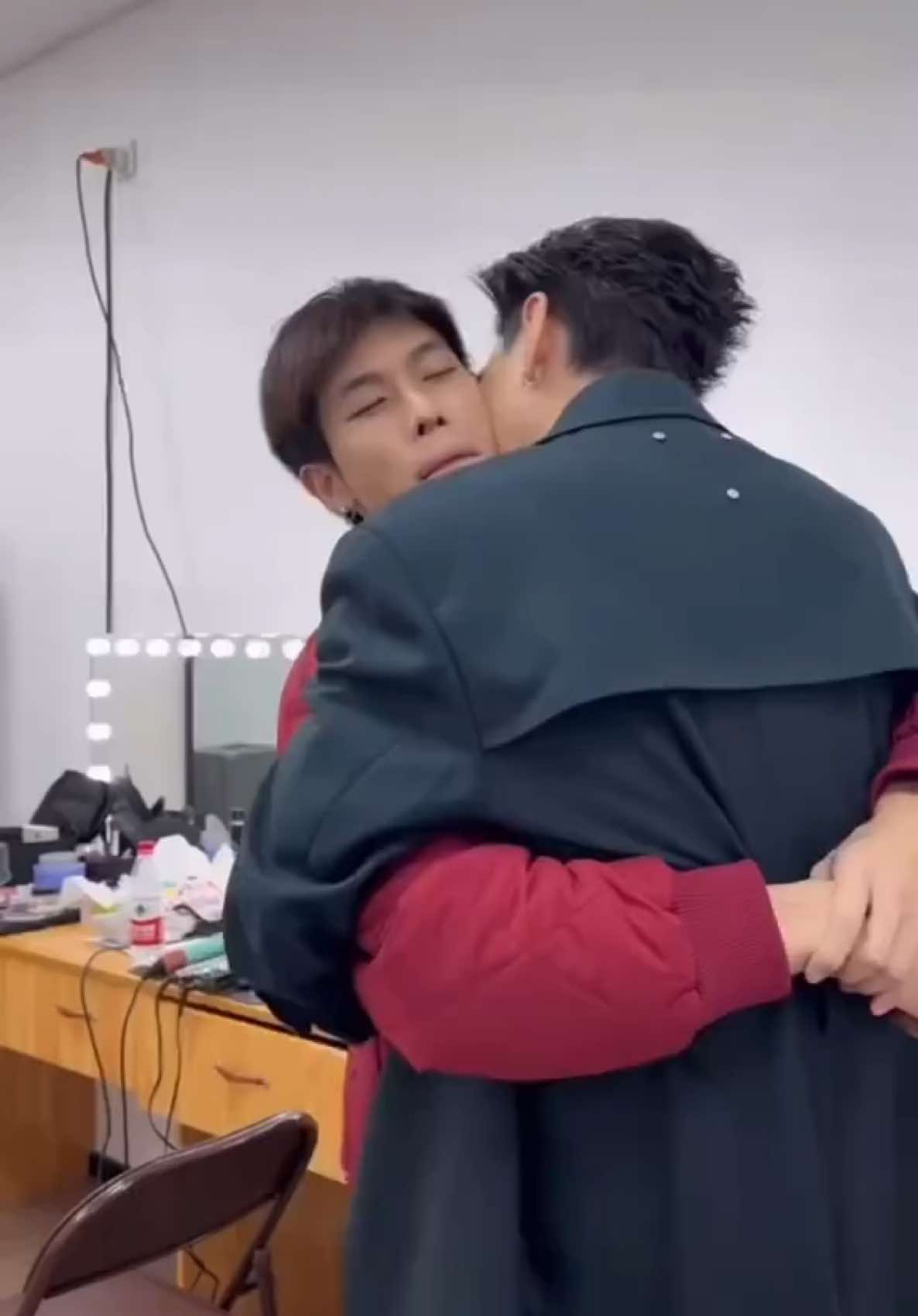 ทำงานกับคนที่เรารัก ถ้าเหนื่อย ก็หันมากอด 🥰✨❤️ #ต้าห์อู๋ออฟโรด  #DaouOffroad #Oueiija  #DAOU  #ต้าห์อู๋  #蔡有福  #totogaback #OffroadKTP #ออฟโรด  #林小路