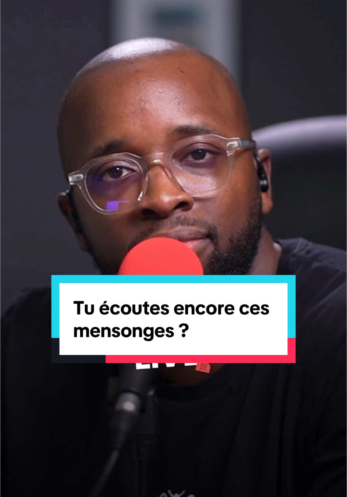 Ils te disent que tu ne vaux rien parce qu’ils ne veulent pas que tu vois à quel point tu es puissant(e) ! Les gens vont toujours pointer du doigt ce qui ne va pas chez toi, amplifier tes erreurs, et te coller une étiquette. Mais tu sais quoi ? Leur opinion ne te définit pas. Ce qui compte, c’est ton propre regard sur toi-même. Imagine : tu n’auras que 80 Noël, 80 anniversaires, et peut-être moins. Combien de ces moments précieux veux-tu sacrifier à écouter des voix qui te limitent, y compris la tienne ? Ne laisse personne, pas même toi, réduire ta vie à des peurs ou à des jugements. Tu es ici pour vivre avec passion, pour prendre des risques, pour échouer et réussir avec grandeur. Ne perds plus une seule seconde à te limiter. 🎥 RDV ce soir à 20h30 pour un nouvel épisode de ÇA PART EN LIVE sur mes réseaux @sudehy. 📲 Prépare-toi à booster ton mindset et ton énergie. 📅 On se connecte ensemble tous les MARDIS, JEUDIS et DIMANCHES pour partager des clés qui transforment. Ne manque pas ça ! 🔴