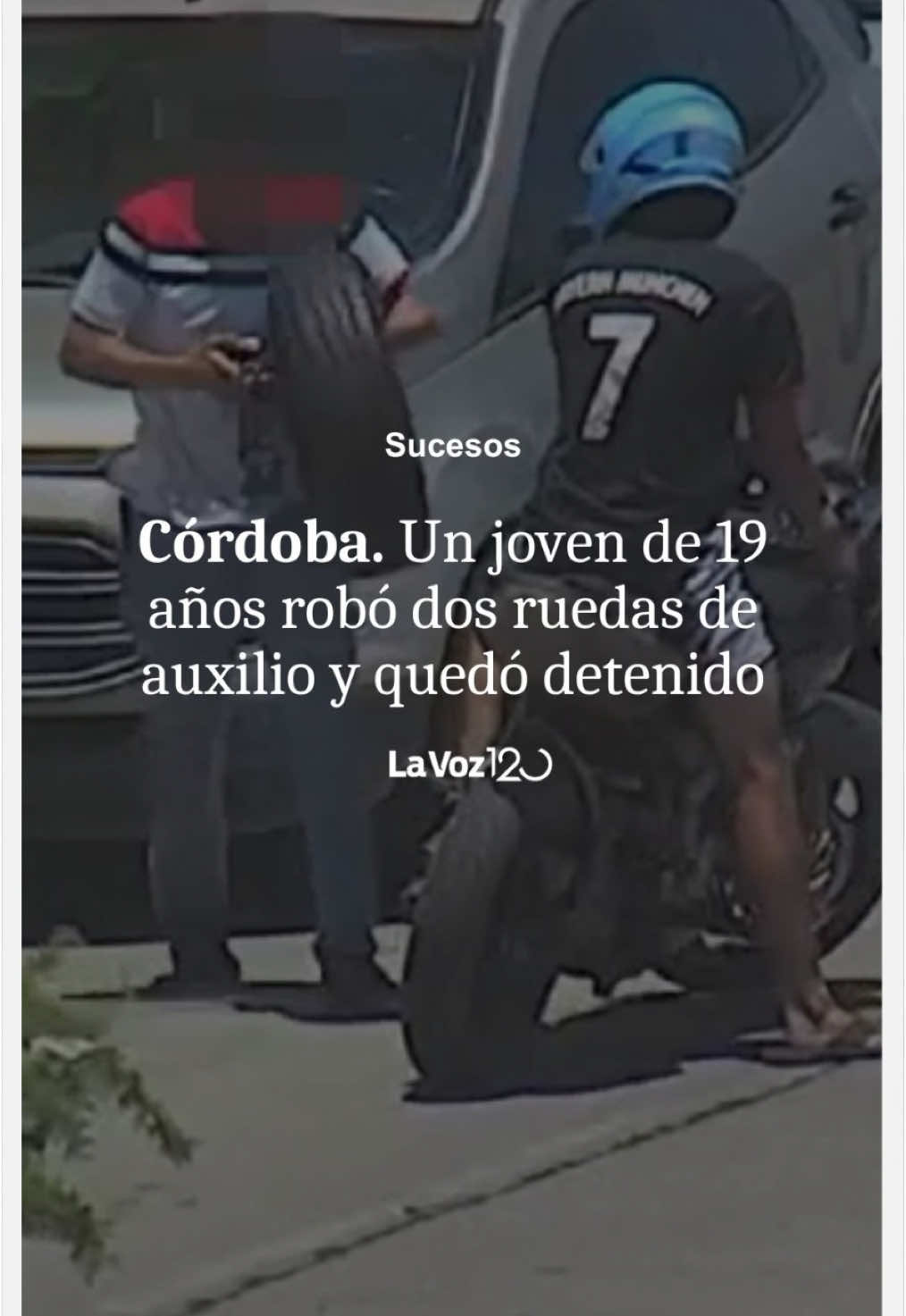 ROBO EN PLENA LUZ DEL DÍA😟 🚔🚨Un joven de 19 años quedó detenido tras haber robado dos ruedas de auxilio. En tanto, quien lo acompañaba logró fugarse. El hecho sucedió en barrio San Ignacio, de la ciudad de Córdoba.  👉🏼La Policía logró identificarlos a través de cámaras de seguridad e iniciaron la persecución que culminó en Tacuarí y Deán Funes. 