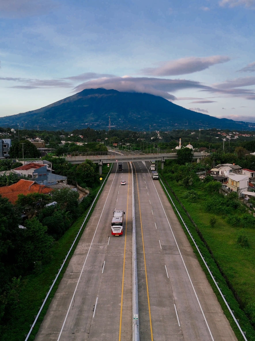 Alam melukis untuk kita, hari demi hari memberikan keindahan yang tak terbatas  #djimini4pro #djiindonesia #pesonaindonesia #gunungsalak #ciawi #bogor #jawabarat #wonderfulindonesia #mountain 