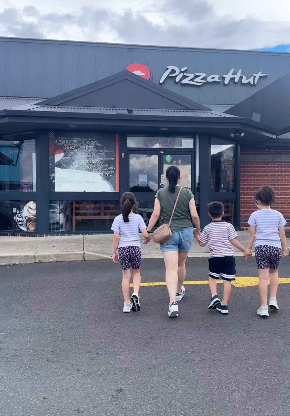 ✨Pizza Hut - Dine In✨ Ok, so hear me out… did you know Pizza Hut still had dine in restaurants??? No? Neither did I!!!  If you want to relive your childhood and show your kids what it was like to grow up cool, then you need to take them to @pizzahutrestaurantstandrews Just like you remember, all you can eat pizza, pasta, salad, desserts and for a small extra fee - bottomless soft drinks 🍕 🍝 🥗 🍦 🥤  Perfect for kids because they can serve themselves whilst us parents don’t need to do a thing! Go and check them out before they become extinct 😉 📍Pizza Hut St Andrews, 1 Swettenham Road Open Sun - Mon 11:30 - 9pm | Fri - Sat 11:30 - 9.30pm [invite] #pizzahut #pizzahutresto #pizzahutau #dineinpizzahut #nostalgia #relivingchildhood #reliveyourchildhood #pizza #ayce #aycepizzahut #allyoucaneat #sydneypizza #sydneyfoodblogger #sydneyfoodie #fyp @All You Can Eat - Pizza Hut @Pizza Hut Australia 