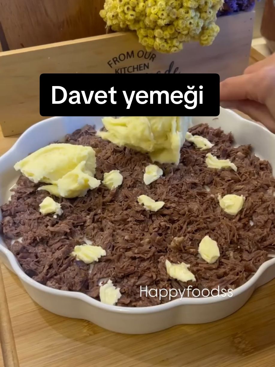 Tarif ve video sahibi : @happyfoodss Muhteşem oluyooorr😍😍👌🏼👌🏼 Hepsi bir arada çok lezzetli ve kolay bir yemek😍 Etleri pişiriyoruz bu arada, videoda ‘haşlıyoruz ‘ demişim🤦🏻‍♀️🙉😄 (Detaylı videosunu kanalımda paylaşmıştım daha önce. Onu da izlemek isterseniz Youtube’a Happyfoodss püreli et yazmanız yeterli) Tarif burda da olsun dedim çünkü denemeyenler denemeli👌🏼👍🏼 Ben yazıp gelene kadar tarif bekleyenler tatlı bir emoji ya da yorum bırakır mii?😍🤓💜 Tarifi kendi yaptığım ölçülerle veriyorum ancak tabiki azaltıp arttırabilirsiniz. Püreli et için malzemeler: 500 gr dana kuşbaşı Yarım çay b sıvı yağ Yarım çay b su (bendekinden farklı düdüklü kullanıyorsanız suyunu lütfen siz ayarlayın.) Tuz karabiber Et piştikten sonra üzerine minik parçalar halinde koymak icin biraz tereyağı Püre icin: 5-6 orta boy patates Haşlamak için 1,5 su b süt Tuz Karabiber 1 yemek kaşığı dolusu tereyağı 1-2 yemek kaşığı kaşar peyniri rendesi (Ayrıca patatesleri ezerken tekrar yarım-1 çay bardağı kadar süt ekledim, tadına bakarak ilave edelim) Son olarak üzeri için kaşar peyniri rendesi. Yapılış: Etleri siviyag ve su ile düdüklüde 20 dk pisirelim. Tuz&karabiber ekleyelim.(Normalde çok daha hızlı pişiyor ancak etleri didik didik edeceğim için biraz uzun pişiriyorum) Pure için patatesleri haşlayalım (haslarken süt ilave ederek haşladım ama direkt su ile de haslayabilirsiniz.) Patatesi ezip içine kalan malzemeyi ekleyelim ve güzelce karıştıralım. Fırın kabına etleri didikleyip üzerine tereyağ koyduktan sonra püreyi yayalım ve kaşar peyniri rendesi serperek 190 derece alt üst ayar fırında peynir nar gibi kızarana kadar pişirelim.