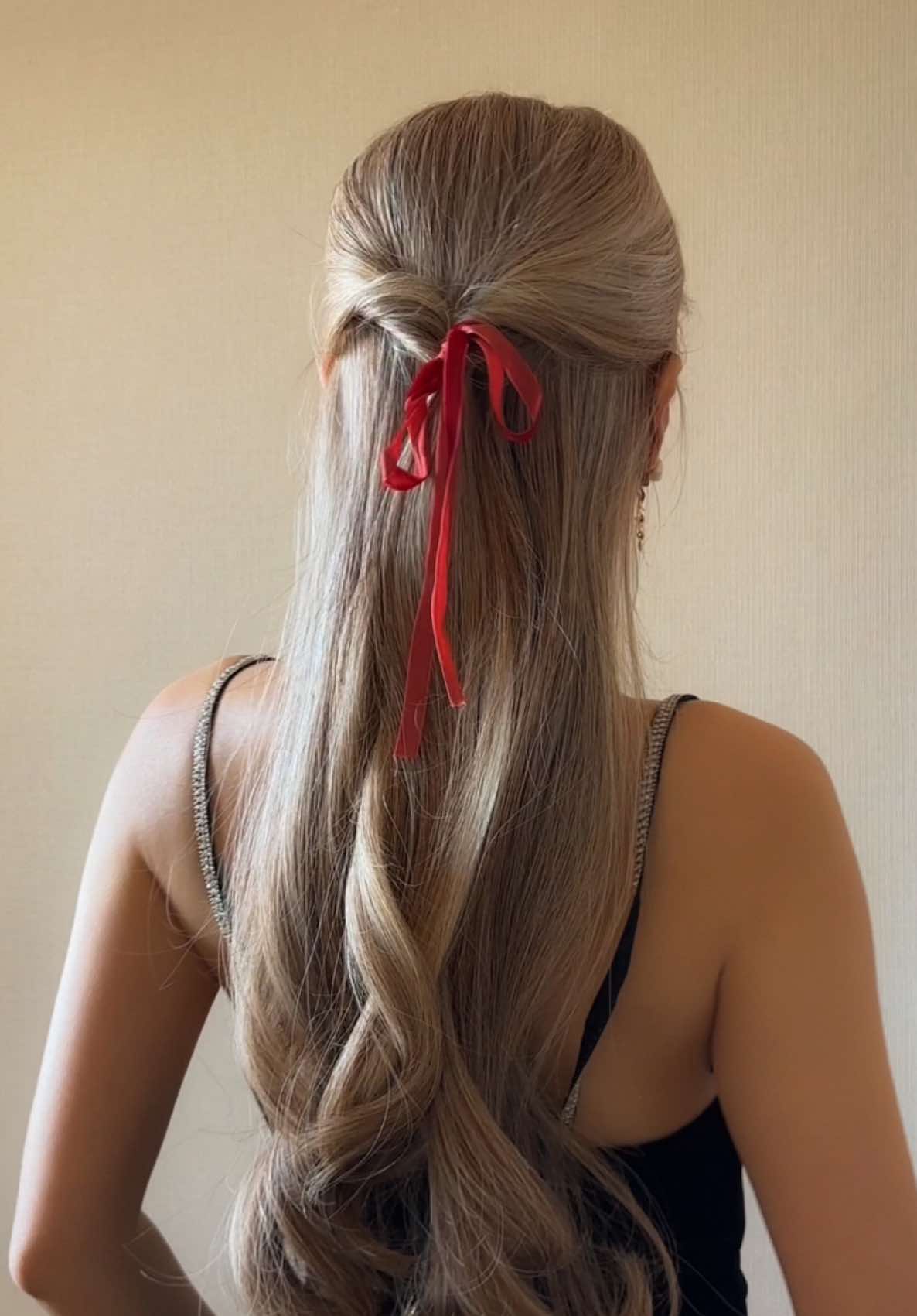 A ribbon half-updo to bring the Christmas vibes. #girlhairstyle #easyhairstyles #christmashairstyles #hairinspo #natrualhair #straighthair #bowhairstyle #holidayhairstyle #classystyle #hairstylingtips 