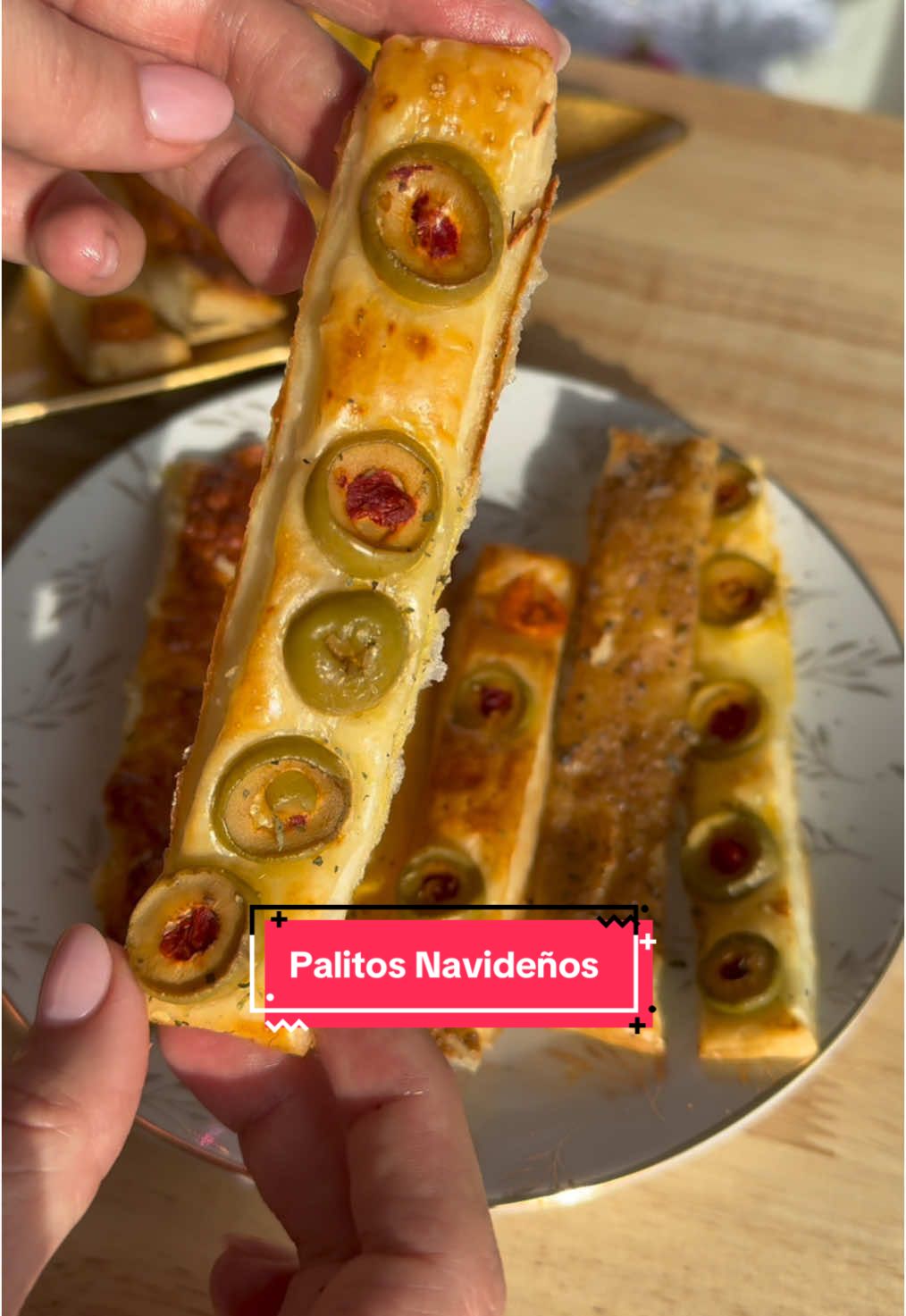 🎄✨ ¿Buscas un #aperitivo fácil, rápido y #delicioso para estas #fiestas? No te pierdas estos irresistibles palitos de hojaldre que serán el #éxito de tu mesa navideña. 🎅❤️ ¡Prepáralos en minutos y sorprende a todos! 🥳🍴 #Carrefour