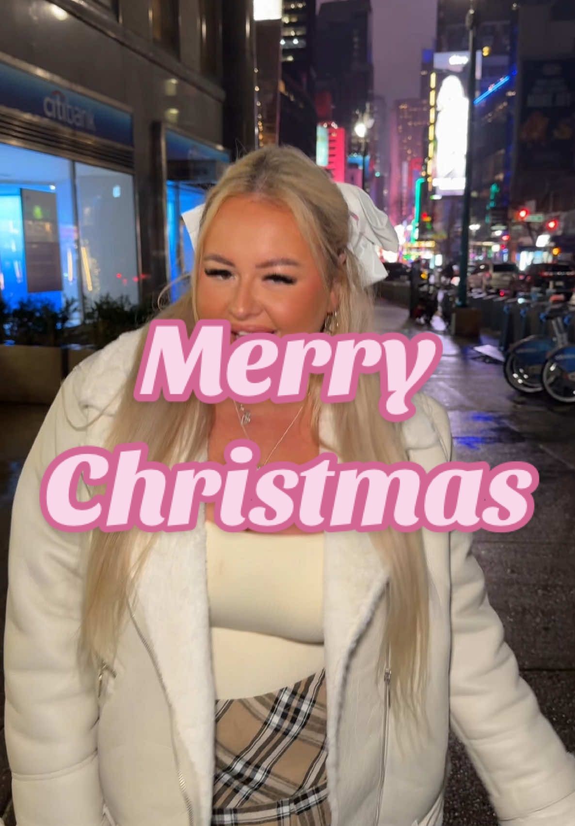 Merry Christmas From New York 🗽🎅🏼🍎 @Corys World @Lea Charlotte x @Emily Temby✨ 