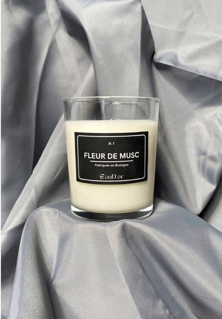 Pourquoi utilise-t-on le musc dans une bougie parfumée ? 👇🏼 Le musc reflète la chaleur, la sensualité et la profondeur, apportant une touche de sophistication à chaque instant.  Fleur de Musc, avec ses notes florales et musquées, crée une atmosphère élégante et apaisante. Appartenant à notre famille n°1 : la famille florale, elle enveloppe ton intérieur d’une ambiance délicate et raffinée. 👉🏻 Notes de tête : ylang-ylang, accord aldéhydé, fleurs blanches  👉🏻 Notes de cœur : héliotrope, rose, jasmin  👉🏻 Notes de fond : fève tonka, accord poudré, musc  Nos bougies artisanales sont fabriquées : ✨ Avec de la cire de soja, 100% naturelle ✨ Avec des fragrances provenant de Grasse, capitale de la parfumerie ✨ À la main en Bretagne Et toi, que t’évoque le musc dans une bougie parfumée ?😊 PS: Il nous en reste que 5 en stock ! Donc, si tu es intéressé, n’hésite pas à nous contacter! #EauD’or #eaudorbougies #bougies #artisanat #bougieartisanale #bougievegetale #senteur #parfumeinterieur #fabriqueenbretagne #madeinfrance #fleurdemusc #musc #familleolfactive #parfum #parfumerie 