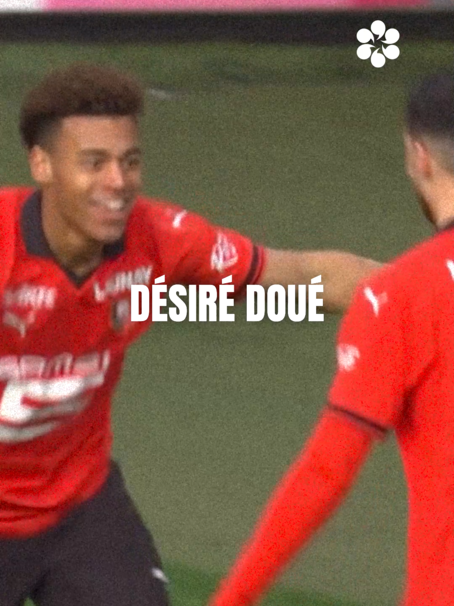 Tu montes dans le train de Désiré Doué ?    Il vient enfin de briller avec le PSG, et c’est une très mauvaise nouvelle pour Bradley Barcola. ⚡   Alors que la concurrence pour le poste d’ailier gauche à Paris s’intensifie, Bradley Barcola peine à retrouver son niveau décisif du début de saison. Pendant ce temps, Désiré Doué, le prodige rennais, vient de réaliser un match exceptionnel qui pourrait bien changer la donne. 🔥   Né à Angers, Désiré Doué, d’origine ivoirienne, découvre le football avec le Stade Rennais. Il gravit les échelons petit à petit, s’illustrant dans les équipes jeunes et en équipe de France U17. En 2022, sa carrière prend un tournant lorsqu’il remporte l’Euro des moins de 17 ans avec les Bleuets. 🏆   De retour à Rennes, Doué signe son premier contrat professionnel et impressionne rapidement sous les ordres de Bruno Génésio. En septembre, il est élu Pépite du mois en Ligue 1. Sa montée en puissance est fulgurante, et il découvre même l’Europa League avec son club formateur. 💥   À seulement 19 ans, Désiré Doué suscite l’intérêt des plus grands clubs européens. Le PSG finit par débourser 50 millions d’euros pour s’attacher ses services. Mais ses débuts sont compliqués, et l’adaptation semble difficile pour l’ancien Rennais. 🌧️   Tout bascule lorsqu’il inscrit un but splendide en Ligue des champions, débloquant un potentiel qu’on savait immense. Face à l’Olympique Lyonnais, Désiré Doué réalise une performance exceptionnelle, prouvant qu’il est désormais prêt à s’imposer comme un atout majeur du Paris Saint-Germain. ⭐ #desiredoue #PSG #ligue1 #staderennais #bradleybarcola