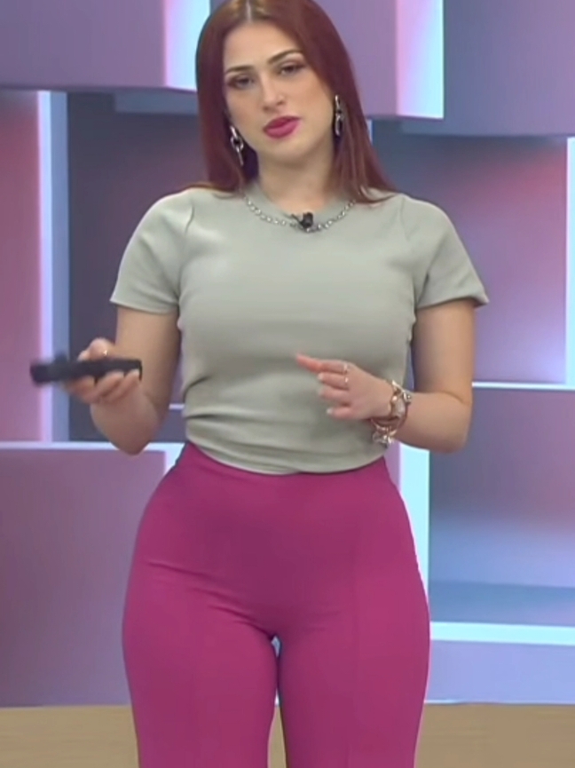 norma García buenísima en pantalón  rosa🩷