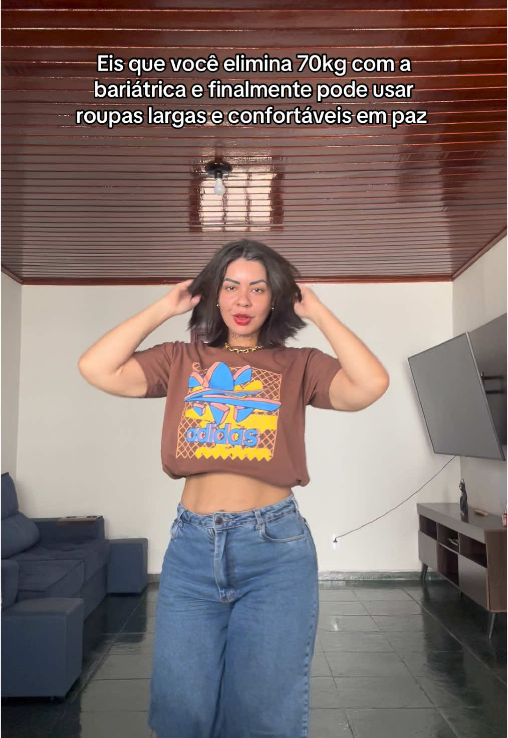 Eu sempre deixei de usar roupas largas porque eu era grande pesando 147kg imagine com roupas largas. E depois da bariátrica ainda usava roupas agarradas pela necessidade de mostrar que estava emagrecendo. Após dois anos, usar roupas agarradas estavam me sufocando, porque na real ser gostosa começa de dentro pra fora. E graças @Ana Ernandes que fez minha análise de estilo, confirmou que ESSE ESTILO FAZ PARTE DA MINHA PERSONALIDADE. Me sinto LIVRE, em paz e confiante em usar roupas largas e confortáveis.   Ana, seu trabalho é perfeito e necessário! . . . . #bariatrica #emagrecimento #dieta #gym #fyp #fyyyyyyyyyyyyyyyy 