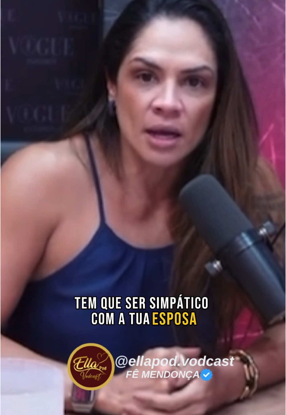 HOMEM BOM É HOMEM COM CARA AMARRADA NA RUA E SIMPÁTICO EM CASA AHHHHH PARA DE GRAÇA… HOMEM SIMPÁTICO DEMAIS GERA POLÊMICA. A MULHERADA CARENTE E AS KATIREIAS LOGO CONFUNDEM AS COISAS. CONSEGUE ENTENDER?  HOMEM CASADO TEM Q SER SIMPÁTICO E FICAR DE RISINHO É EM CASA, COM A MULHER E OS FILHOS DELE. OBS.: EDUCAÇÃO É UMA COISA, SIMPÁTICA COM ASCENDENTE EM RISINHO É OUTRA COISA #forakatireias #ellapodvodcast #simpatico #casais #casamento #homem #marido #casadosparasempre 