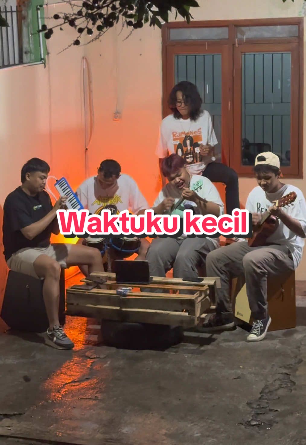 Waktuku kecil aku nggak tahu yang mungil-mungil 😭 #artisanguitarindonesia #tongkrongan #nongkrong #coverlagu #fyp #dangdut #koplo #ibuibu #emakemak #lampung #parodi #dagelan 