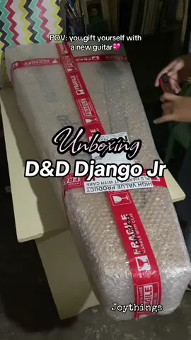 Its the end of the year, deserve ko naman siguro to😂 seeessh💖 Thank you @Soundboard Music for the safe packaging and freebies💖 #guitar #dnddjangojr #gift #unboxing 