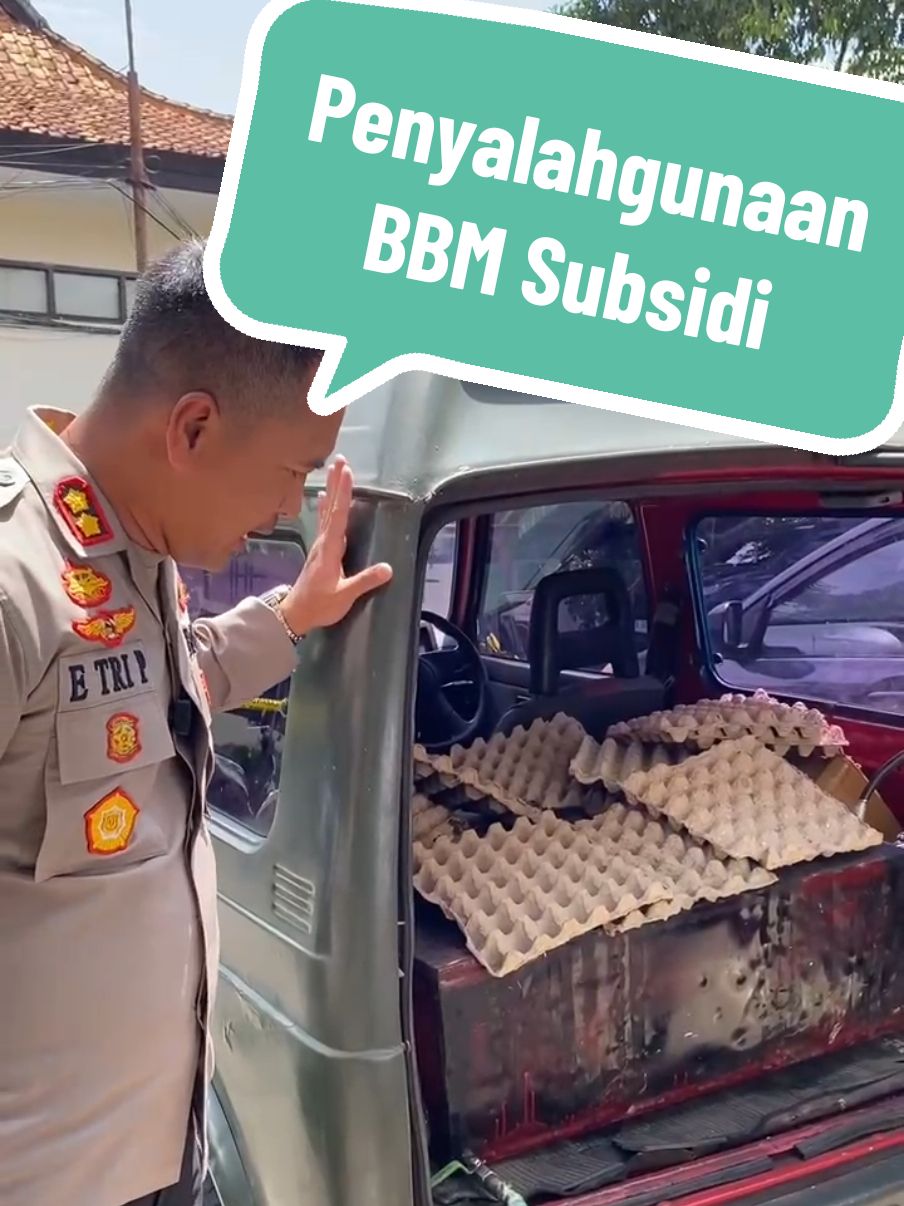 Penyalahgunaan BBM Bersubsidi jenis Pertalita telah berhasil diungkap Oleh Polres Jembrana, Ada 2 TKP yaitu TKP di wilayah Cupel dan Tegalbadeng. Para pelaku memodifikasi Kendaraan pribadinya yaitu di bagian tangki Bahan Bakar sehingga dapat memuat hingga 3x lipat dari kendaraan normal sejenisnya. Petugas SPBU dikelabui disaat pembeli sedang ramai ,dimana pelaku menggunakan barcode yang berbeda saat melancarkan aksinya. Semoga hal seperti ini tidak terjadi kembali tentu saya menghimbau kepada seluruh pelaku usaha untuk tetap mematuhi aturan yang ada. #fyp #fypシ #viral #trending #bbmsubsidi #pertalite #beyondtrustpresisi2024 #polisi #polripresisi #poldabalidharma #polresjembranamulia