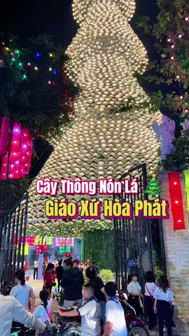 Cây Thông Nón Lá tại Giáo Xứ Hòa Phát lên đèn rồi nè #giangsinh #caythongnoel #vulangthang #bienhoa 