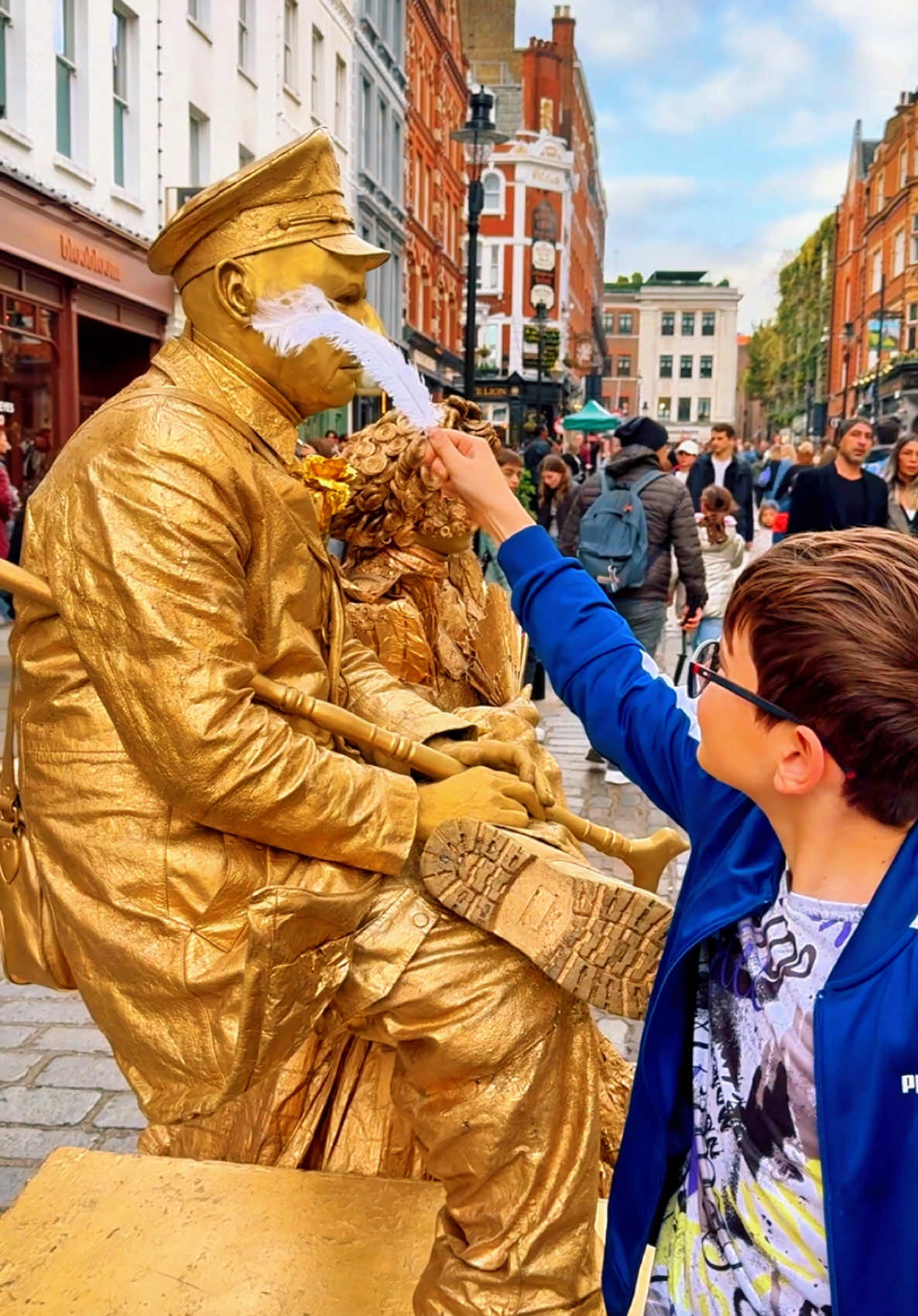 When you want to check if the statue is real.#londongoldmanstatue #londongoldengirl #livingstatue #ilusion 