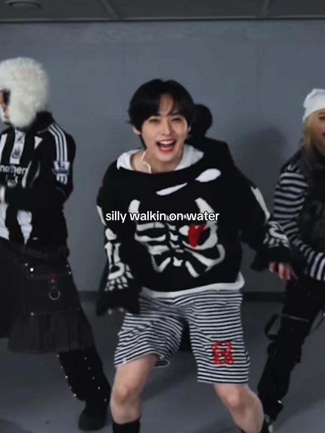 happy leeknow is the best #leeknowiscute #leeknow #straykids #skz #walkinonwater #hop #dancepractice #christmas #holiday 